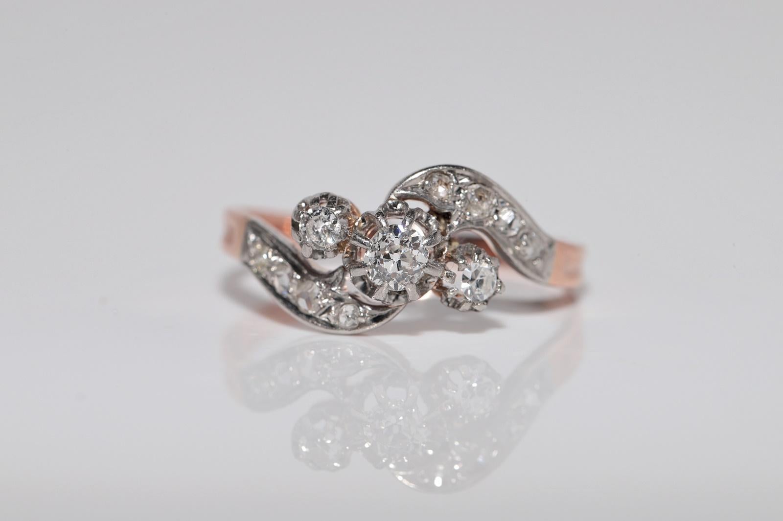 Antico anello a grappolo in oro 18k decorato con diamanti naturali, risalente al 1900 circa, realizzato a mano in vendita 1