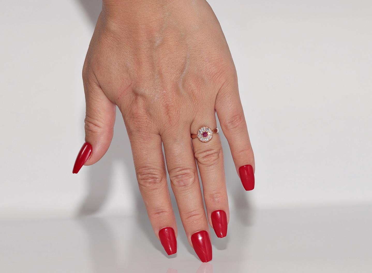 En très bon état.
Le poids total est de 2.1 grammes.
Au total, un diamant de 0,47 ct.
Le diamant est de couleur G-H et de pureté vvs1-vs1.
Totalement en rubis 0,23 ct.
La taille de la bague est de 6 US
Nous pouvons fabriquer n'importe quelle