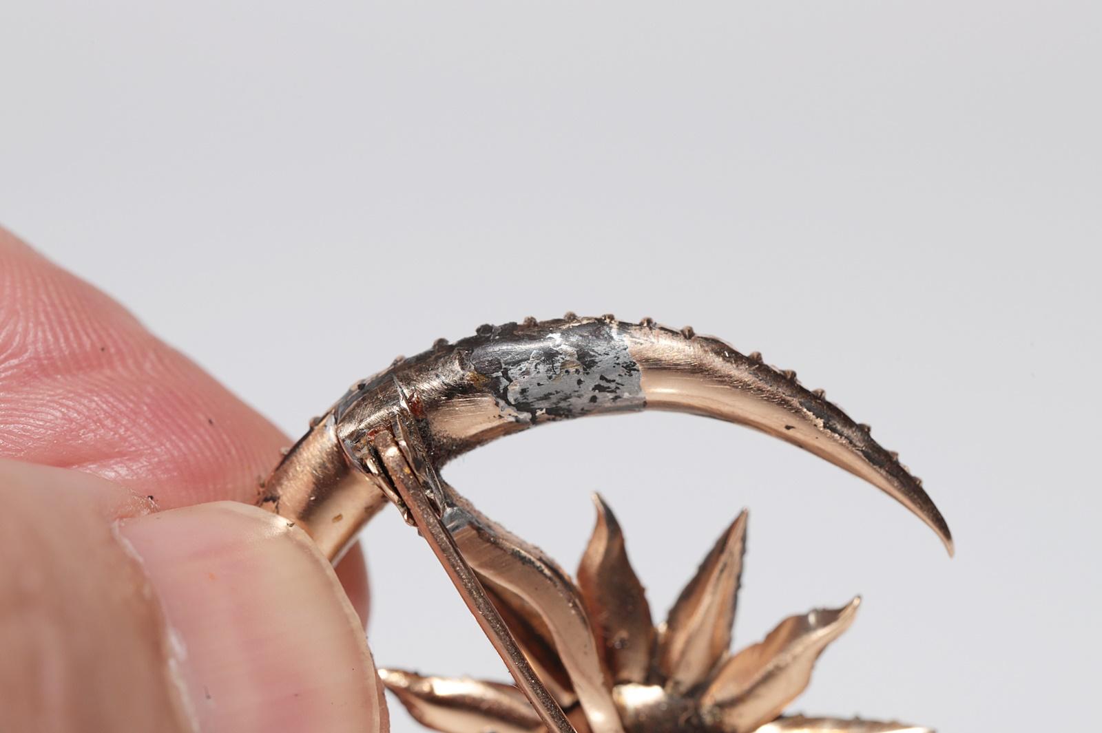 Antique Circa 1900s Handcrafted  18k Gold Natural Rose Cut Diamond Moon Brooch For Sale 4