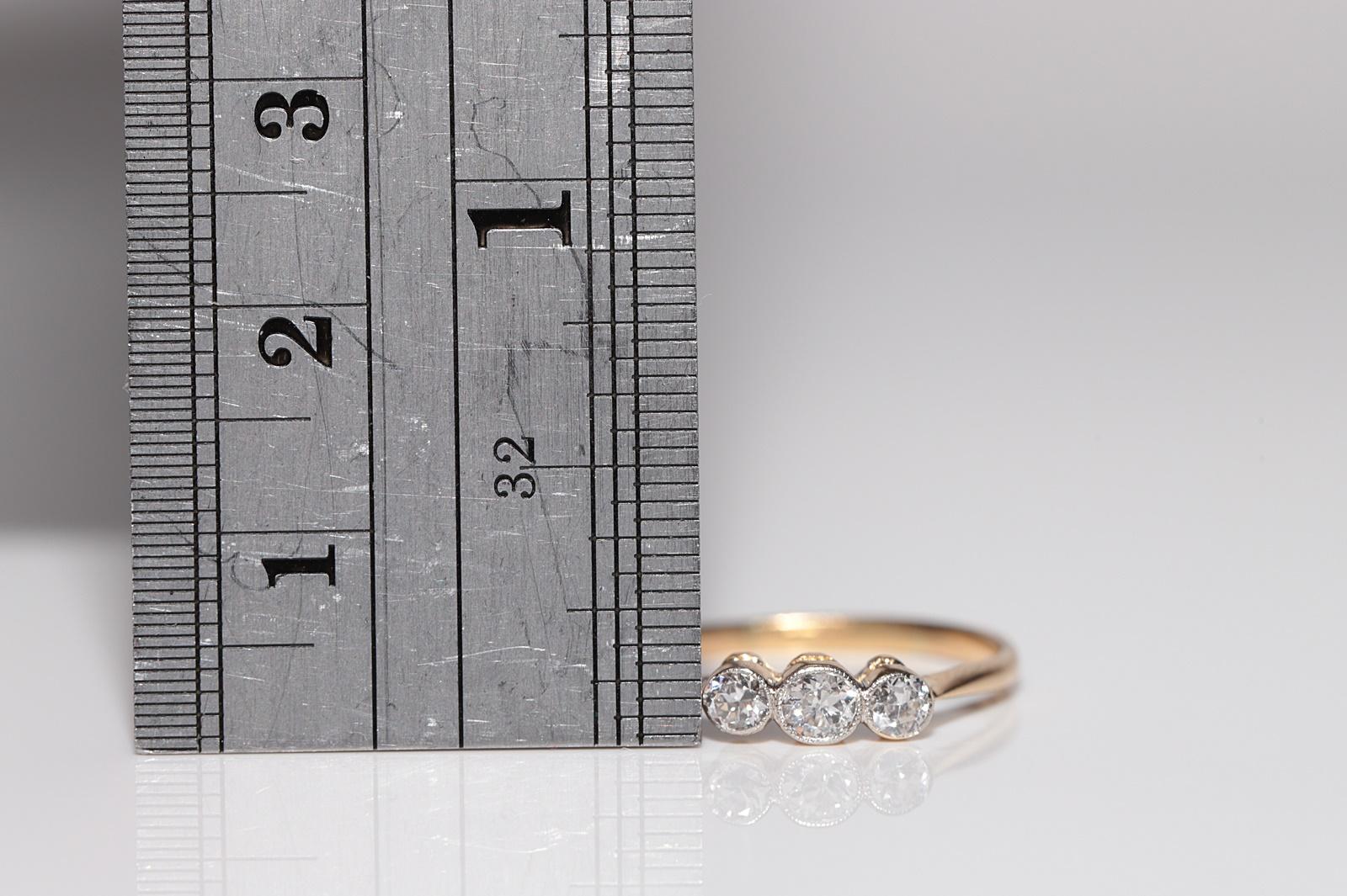 Bague ancienne des années 1900, fabriquée à la main en or 18 carats, décorée de trois diamants naturels en vente 4