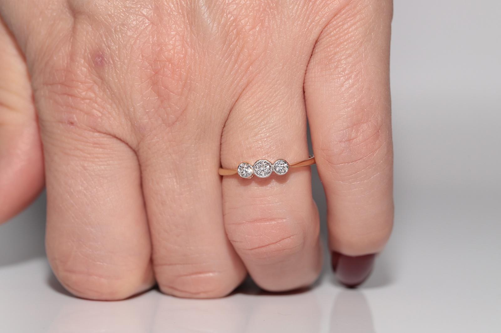Bague ancienne des années 1900, fabriquée à la main en or 18 carats, décorée de trois diamants naturels en vente 7