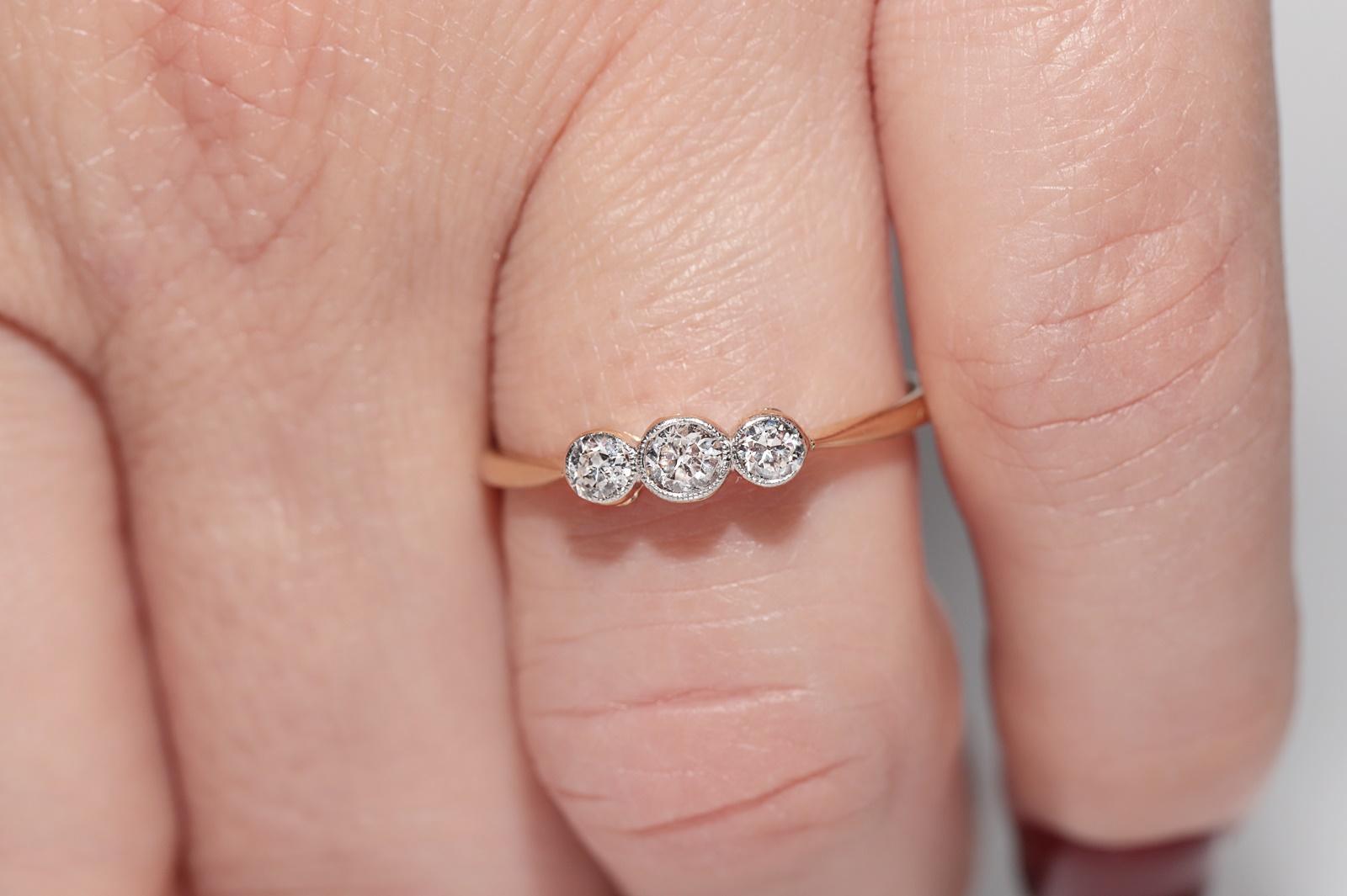 Bague ancienne des années 1900, fabriquée à la main en or 18 carats, décorée de trois diamants naturels en vente 8