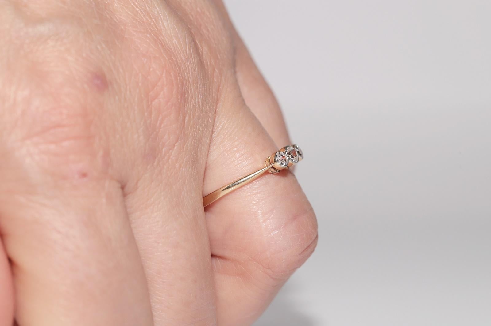 Bague ancienne des années 1900, fabriquée à la main en or 18 carats, décorée de trois diamants naturels en vente 9