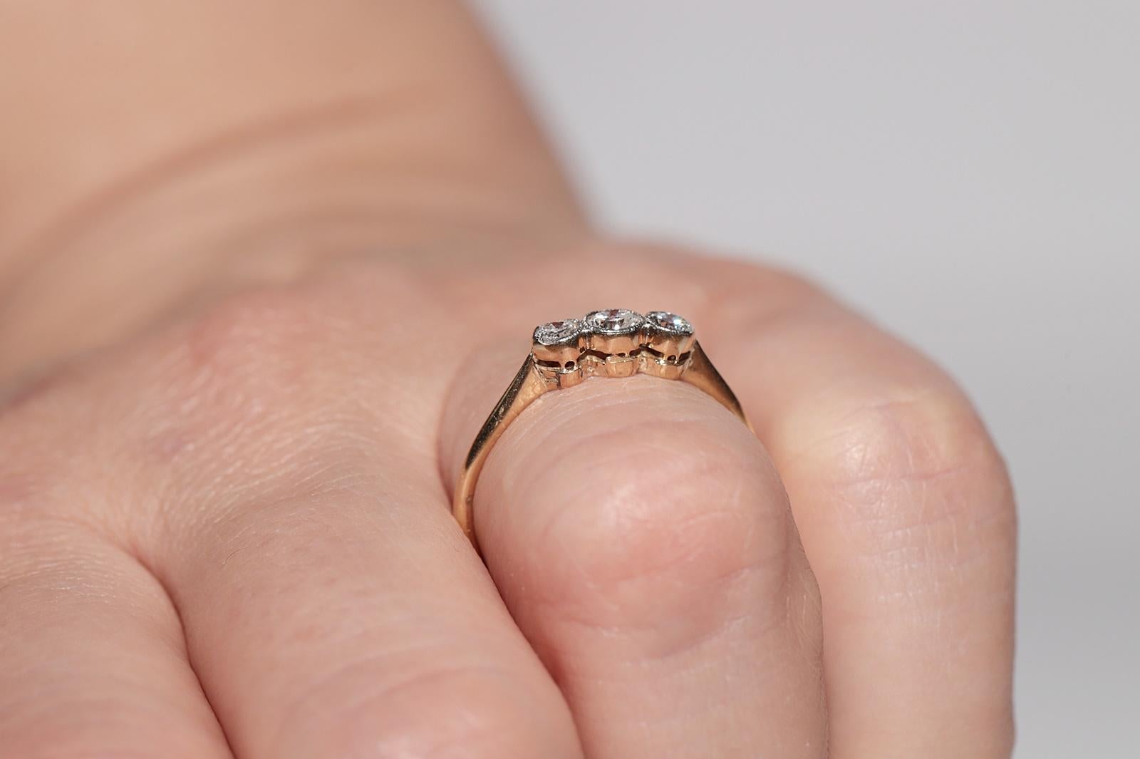 Bague ancienne des années 1900, fabriquée à la main en or 18 carats, décorée de trois diamants naturels en vente 10