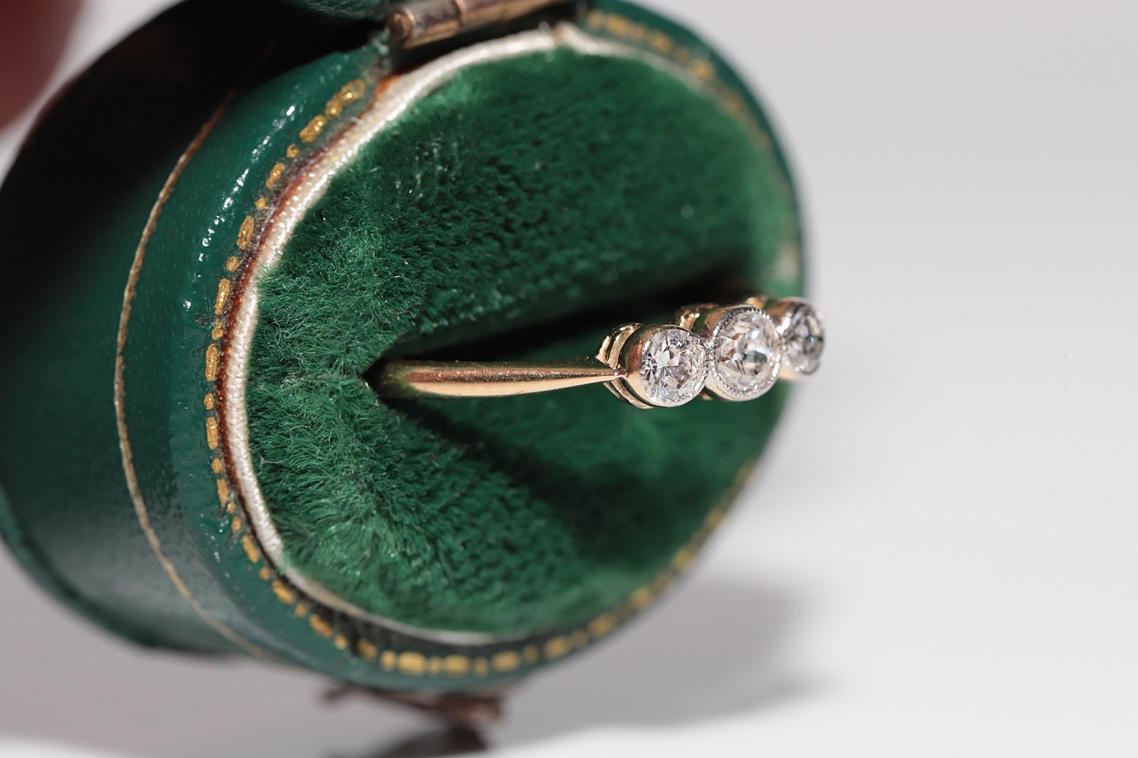 Victorien Bague ancienne des années 1900, fabriquée à la main en or 18 carats, décorée de trois diamants naturels en vente