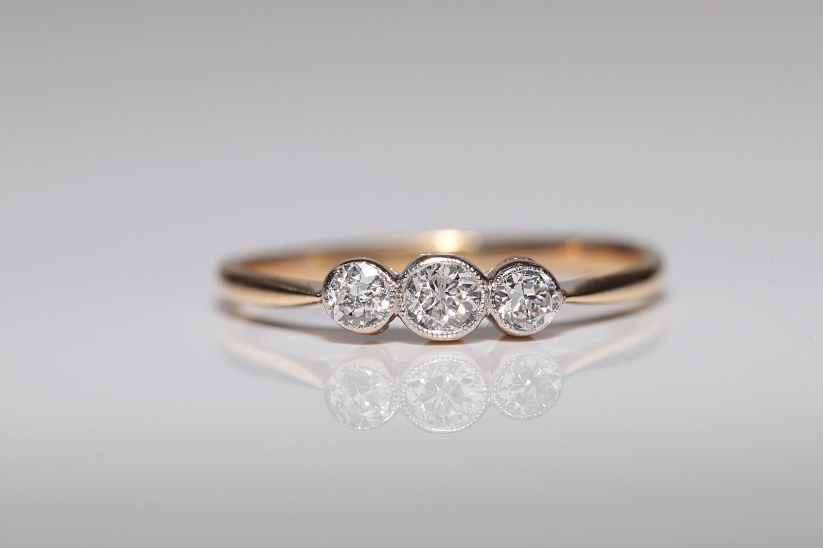 Taille vieille mine Bague ancienne des années 1900, fabriquée à la main en or 18 carats, décorée de trois diamants naturels en vente