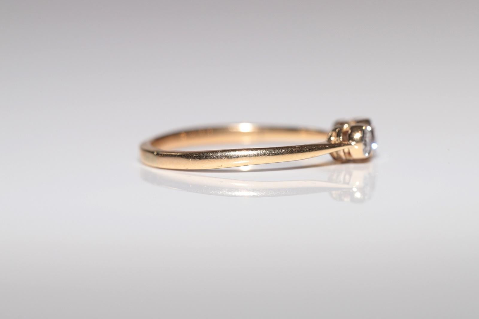 Bague ancienne des années 1900, fabriquée à la main en or 18 carats, décorée de trois diamants naturels Pour femmes en vente