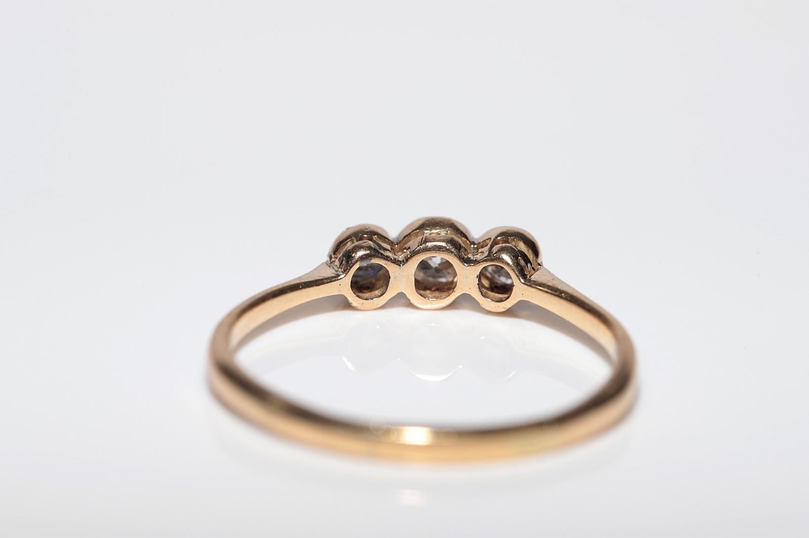 Bague ancienne des années 1900, fabriquée à la main en or 18 carats, décorée de trois diamants naturels en vente 2