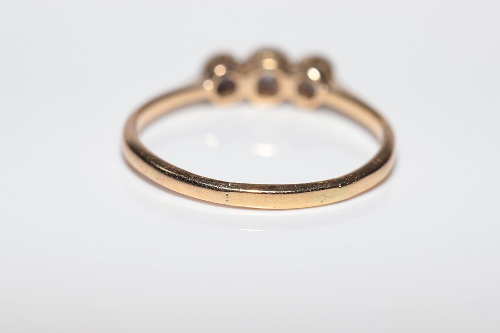 Bague ancienne des années 1900, fabriquée à la main en or 18 carats, décorée de trois diamants naturels en vente 3