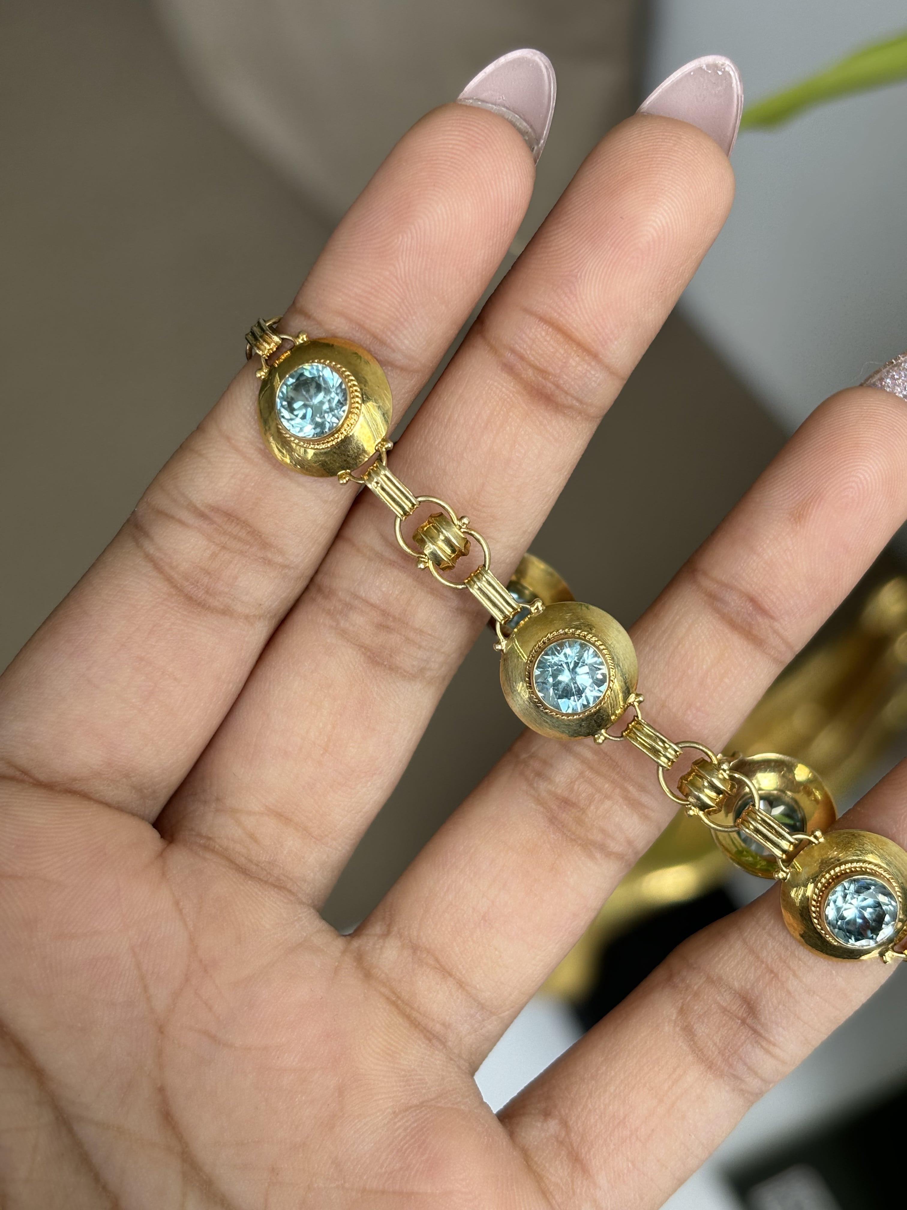 Antique circa 1900s Light Blue Zircon Bracelet in 14K Yellow Gold In Good Condition In Bangkok, TH