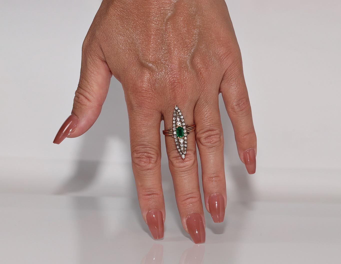 Anello antico CIRCA 1900 con diamante naturale taglio rosa e smeraldo Navette in vendita 6