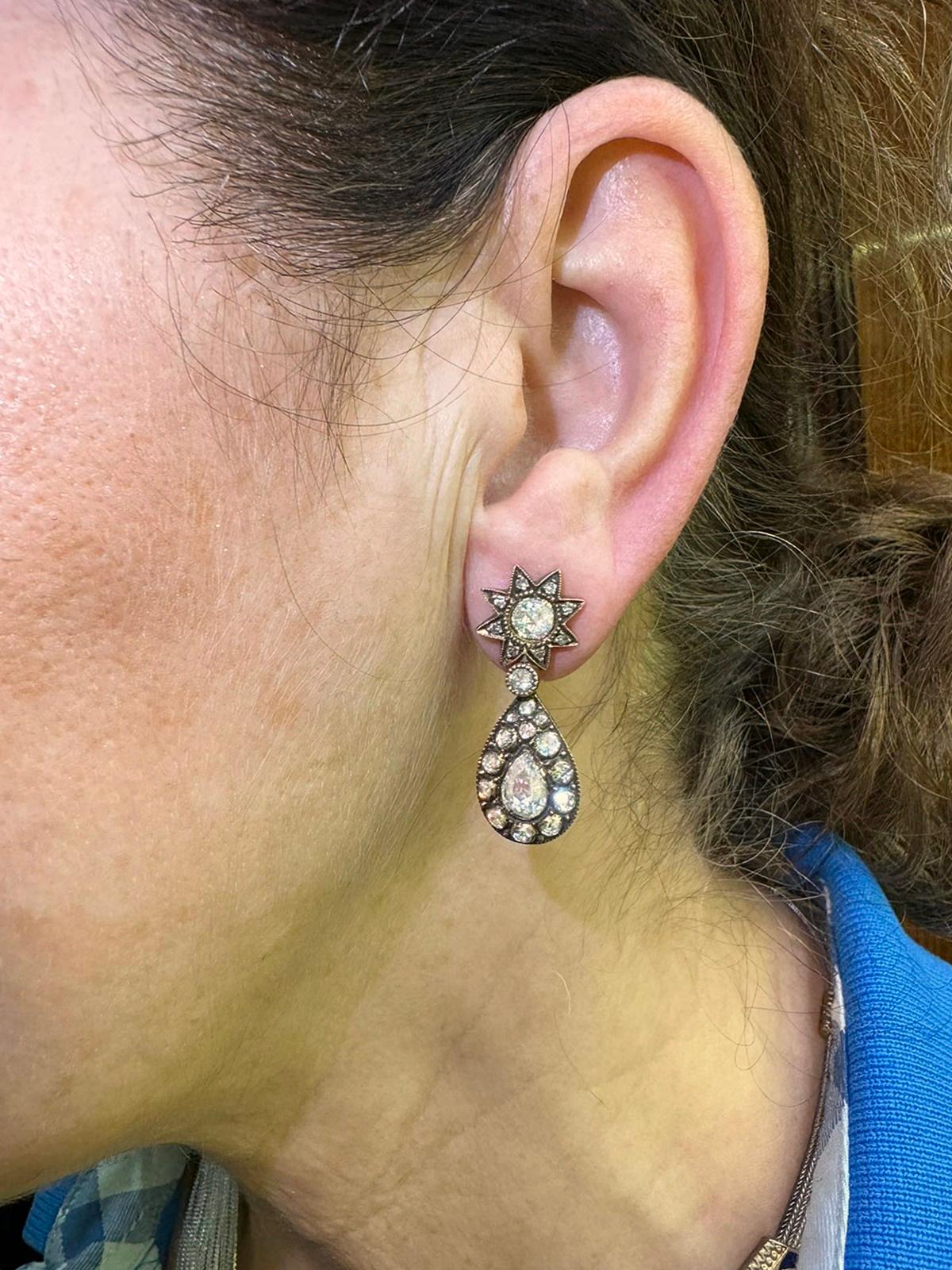 En muy buen estado.
El peso total es de 12,4 gramos.
Totalmente es diamante de unos 3 ct.
El diamante es de color H-I y claridad s1-s2-s3.
Probado con ácido para ser oro auténtico de 12 quilates.
Los clips traseros son de oro de 14 quilates.
Ponte