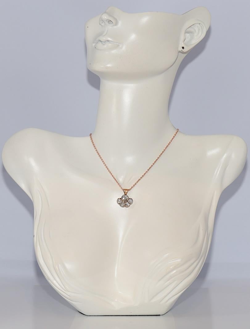 En très bon état.
Le poids total est de 6.2 grammes.
Le diamant principal de taille rose de 0.80 ct.
Totalement est un diamant taillé en rose de 1.80 ct.
La longueur totale est de 45 cm.
N'hésitez pas à nous contacter pour toute question.