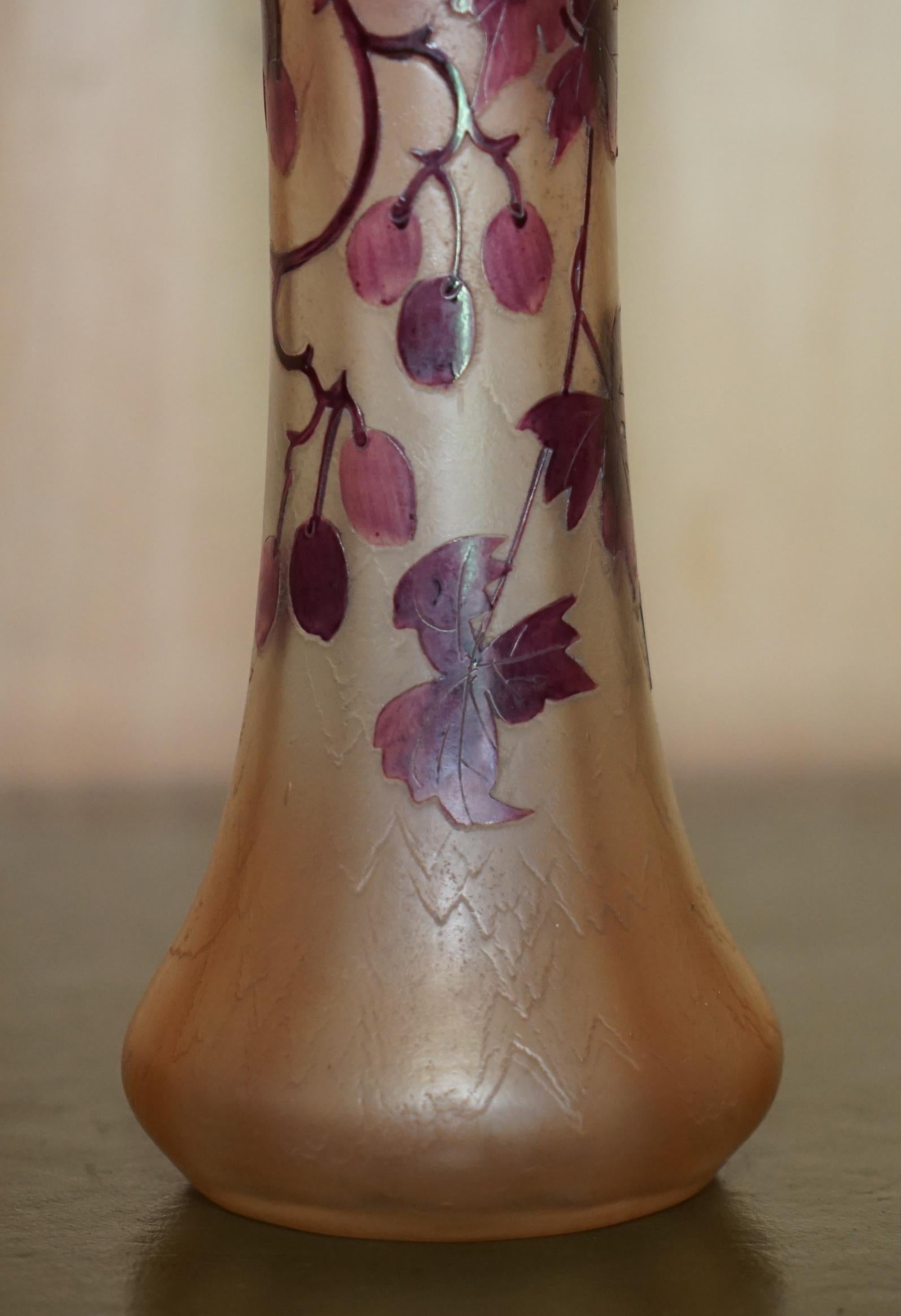 Vaso in vetro firmato ANTIQUE CIRCA 1907 ST DENIS FRANCE LEGRAS RUBIS SERIES FLORAL in vendita 2