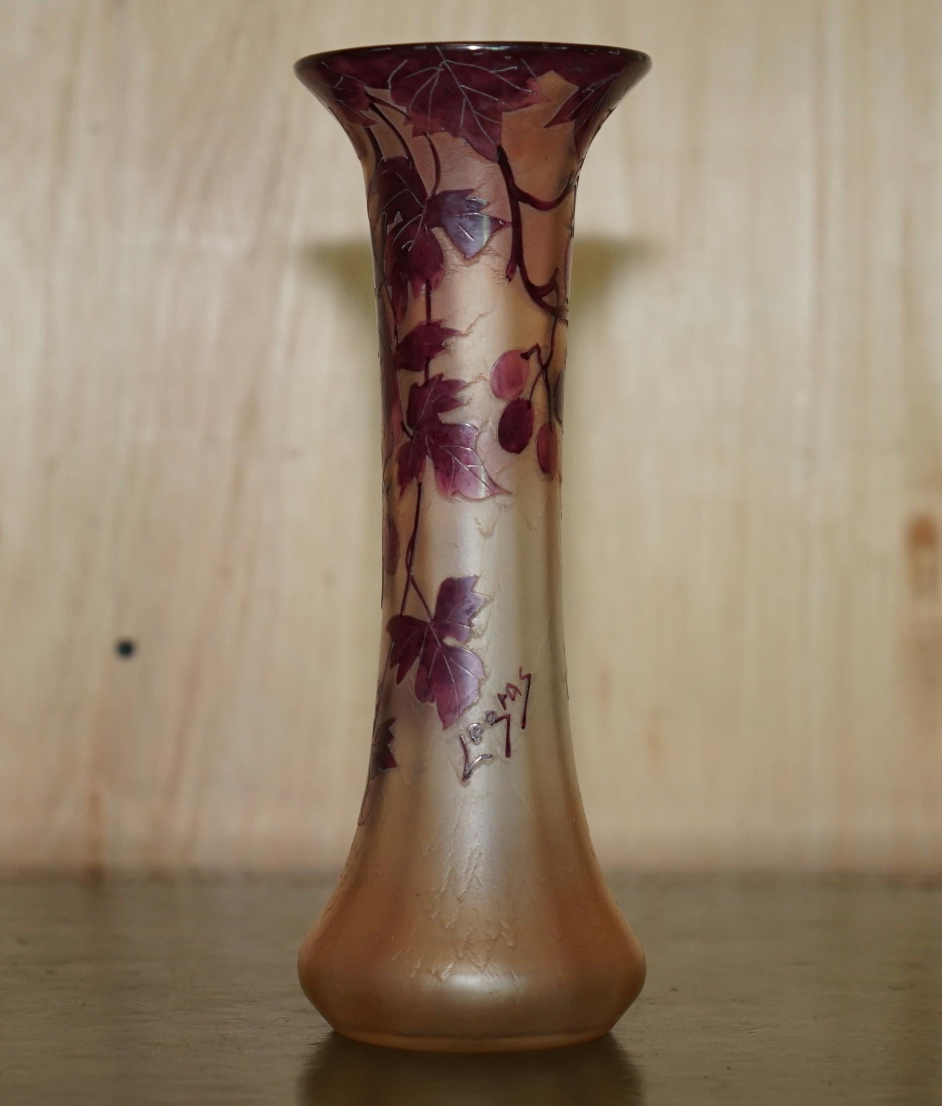 Casa Reale Antiquariato

Royal House Antiques è lieta di offrire in vendita questo antico vaso floreale da collezione del 1907 circa di St Denis France Legras Rubis Series.

Questo pezzo sembra sublime da ogni angolazione, non presenta alcun danno