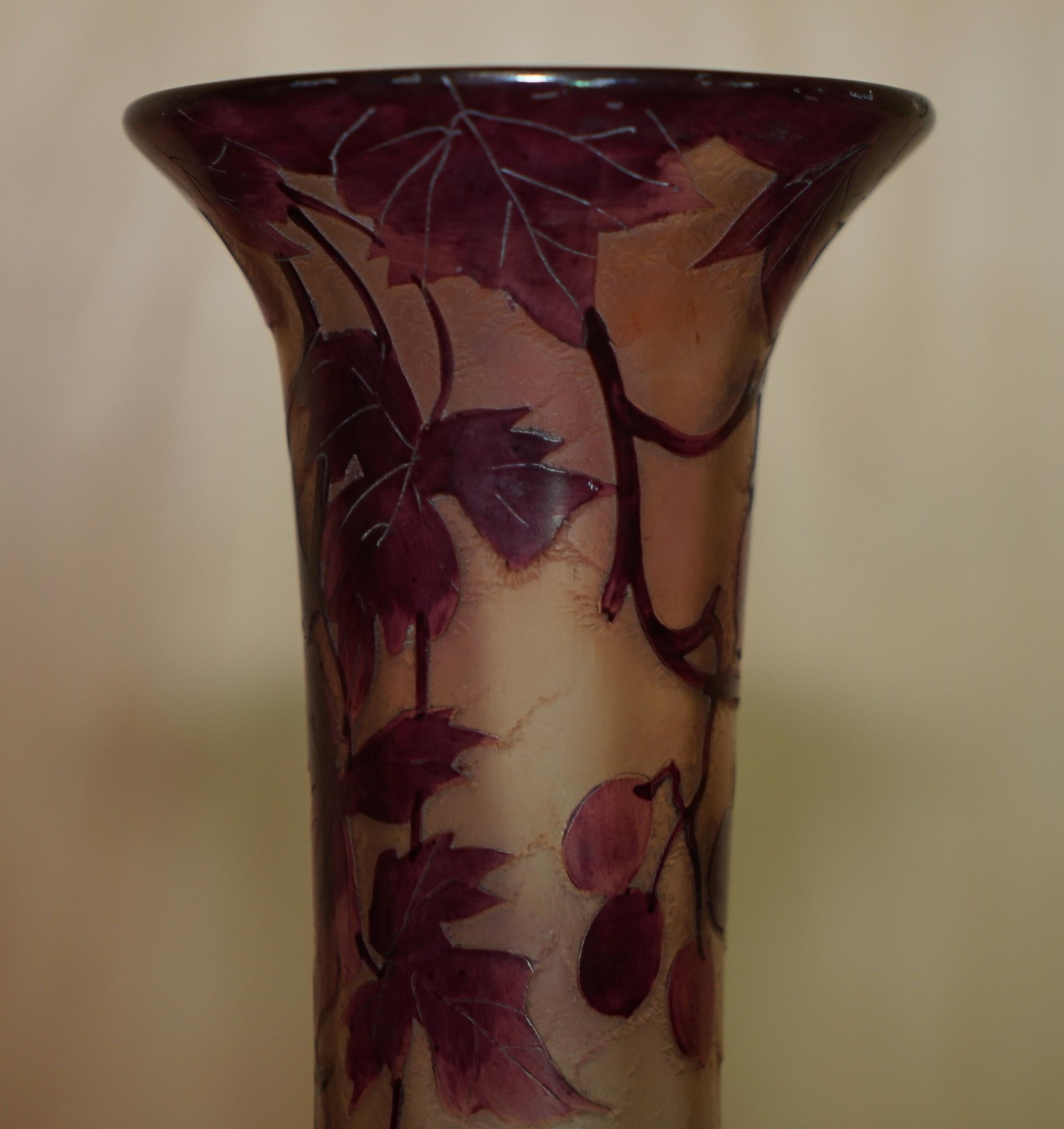 Inizio XX secolo Vaso in vetro firmato ANTIQUE CIRCA 1907 ST DENIS FRANCE LEGRAS RUBIS SERIES FLORAL in vendita