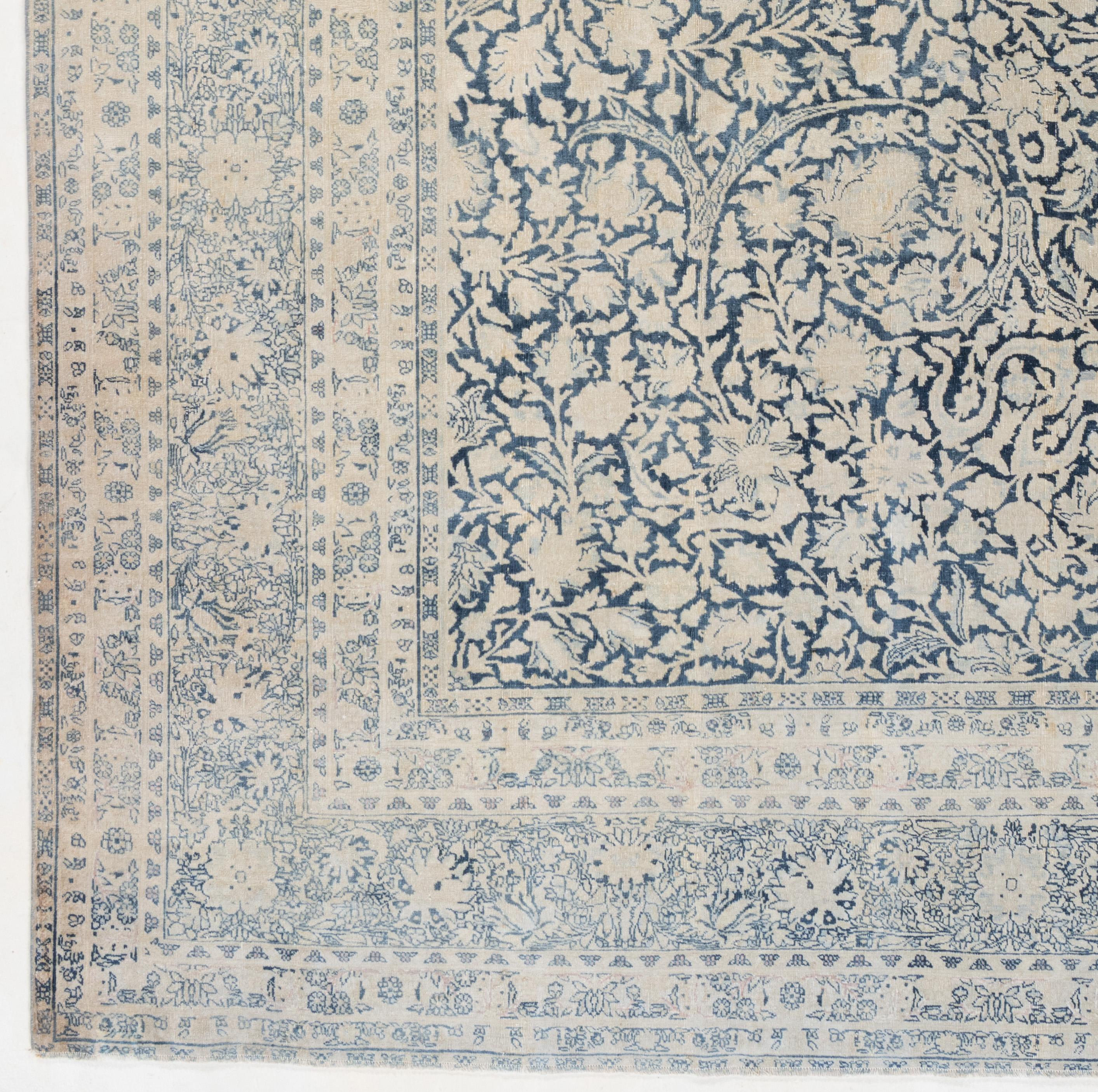 11' X 17'. Dieser außergewöhnliche antike Kerman-Teppich, der um 1910 in Persien handgewebt wurde, zeigt das bezaubernde Millefleurs-Muster (