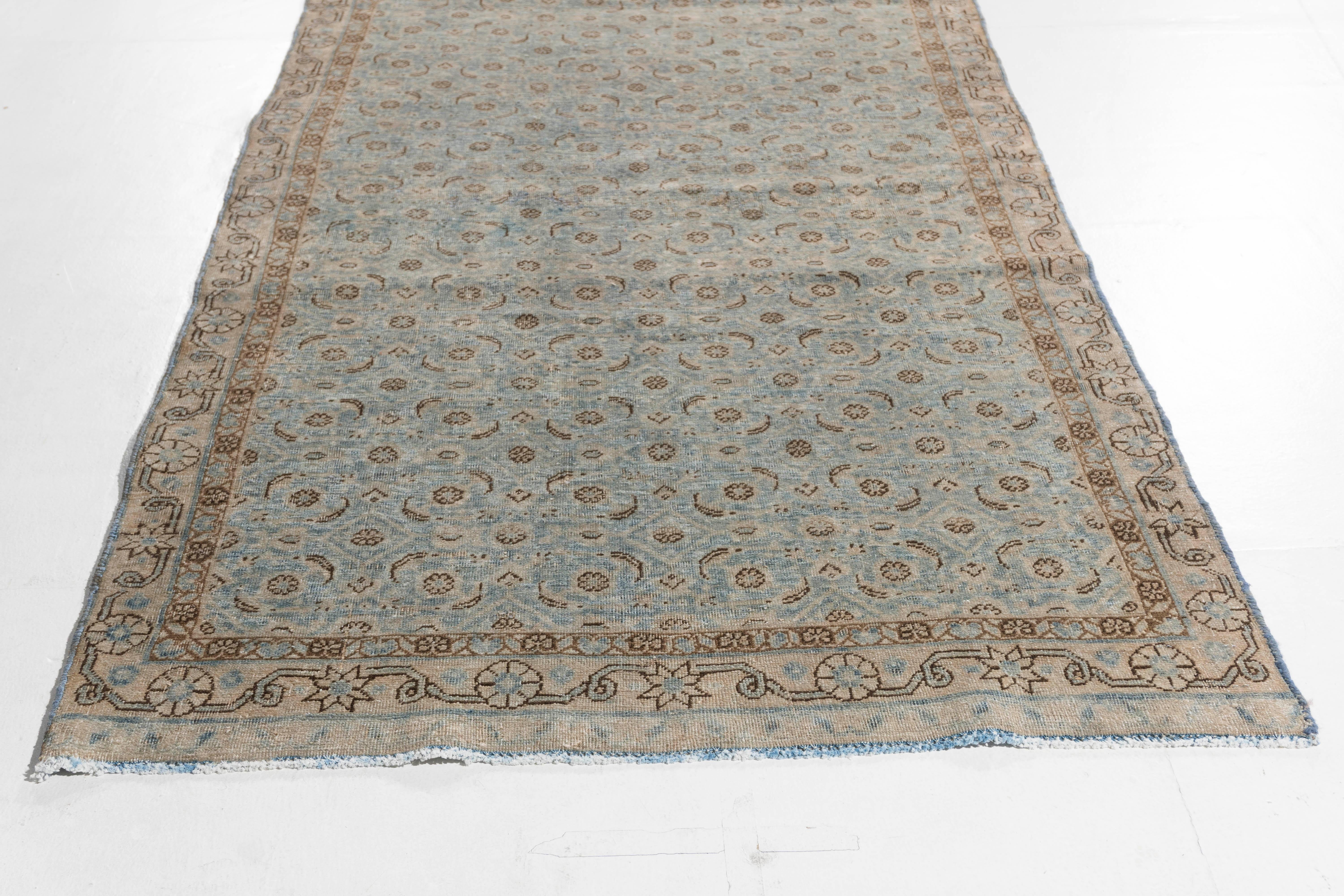 20ième siècle Paire de tapis de couloir persans Tabriz bleus noués à la main, datant d'environ 1910 en vente