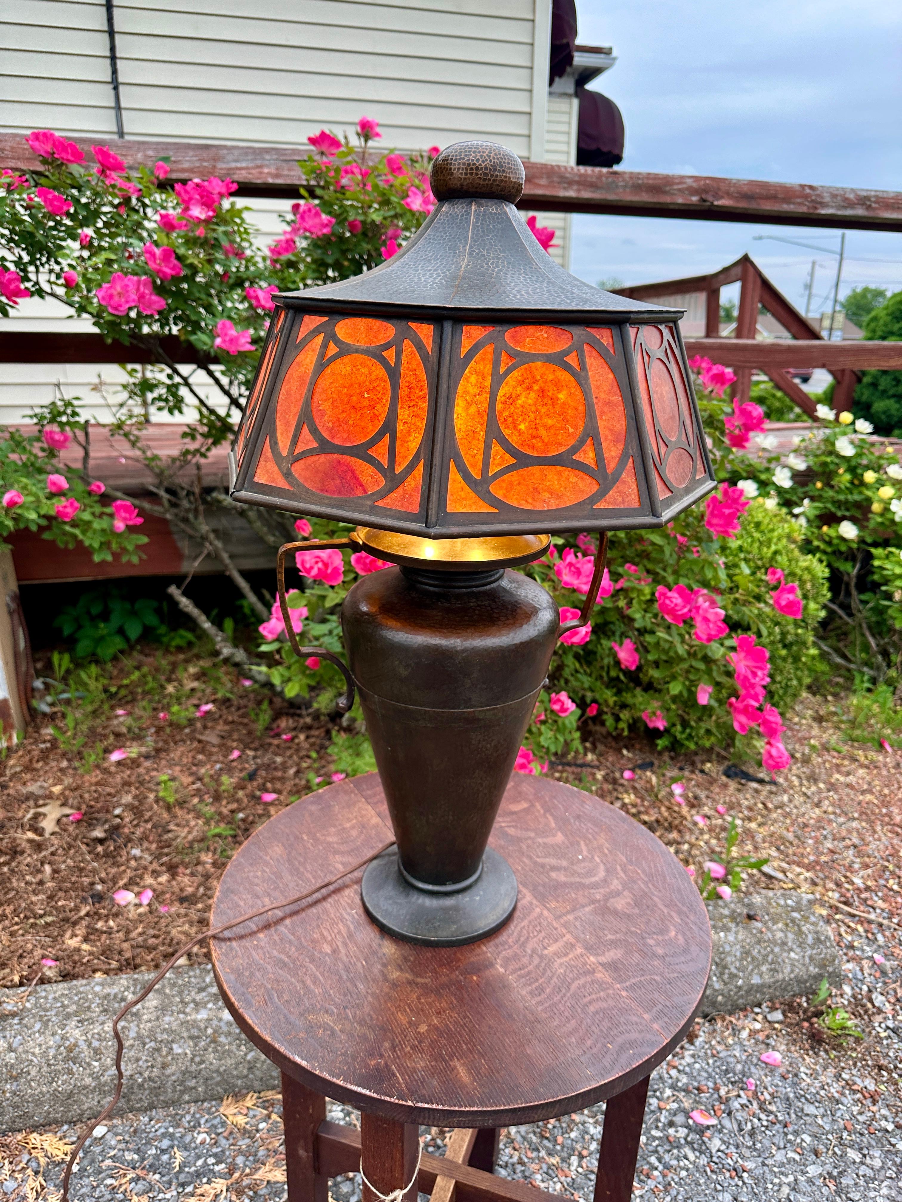 Si tratta di un'antica lampada da tavolo Charles Limbert del 1910 circa.  La base è in rame martellato e in perfette condizioni, senza ammaccature.  La mica sul paralume è del 1910 circa, una MICA DI PERIODO. Nel complesso la lampada è in buone