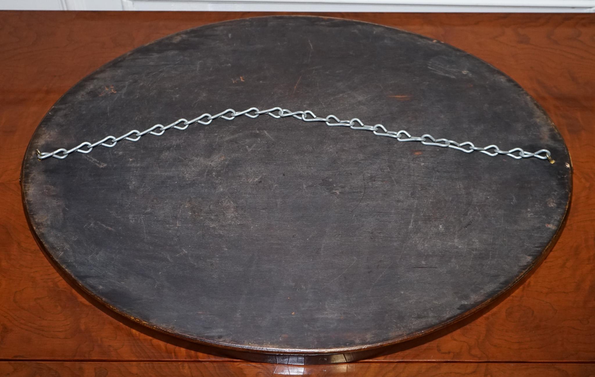 
Antiquitäten aus London


Ein schöner antiker ovaler Edwardianischer Wandspiegel aus der Zeit um 1910. Dieses elegante Stück zeichnet sich durch sein originelles, abgeschrägtes Glas in einem fein gearbeiteten Massivholzrahmen aus. 

Die reiche,