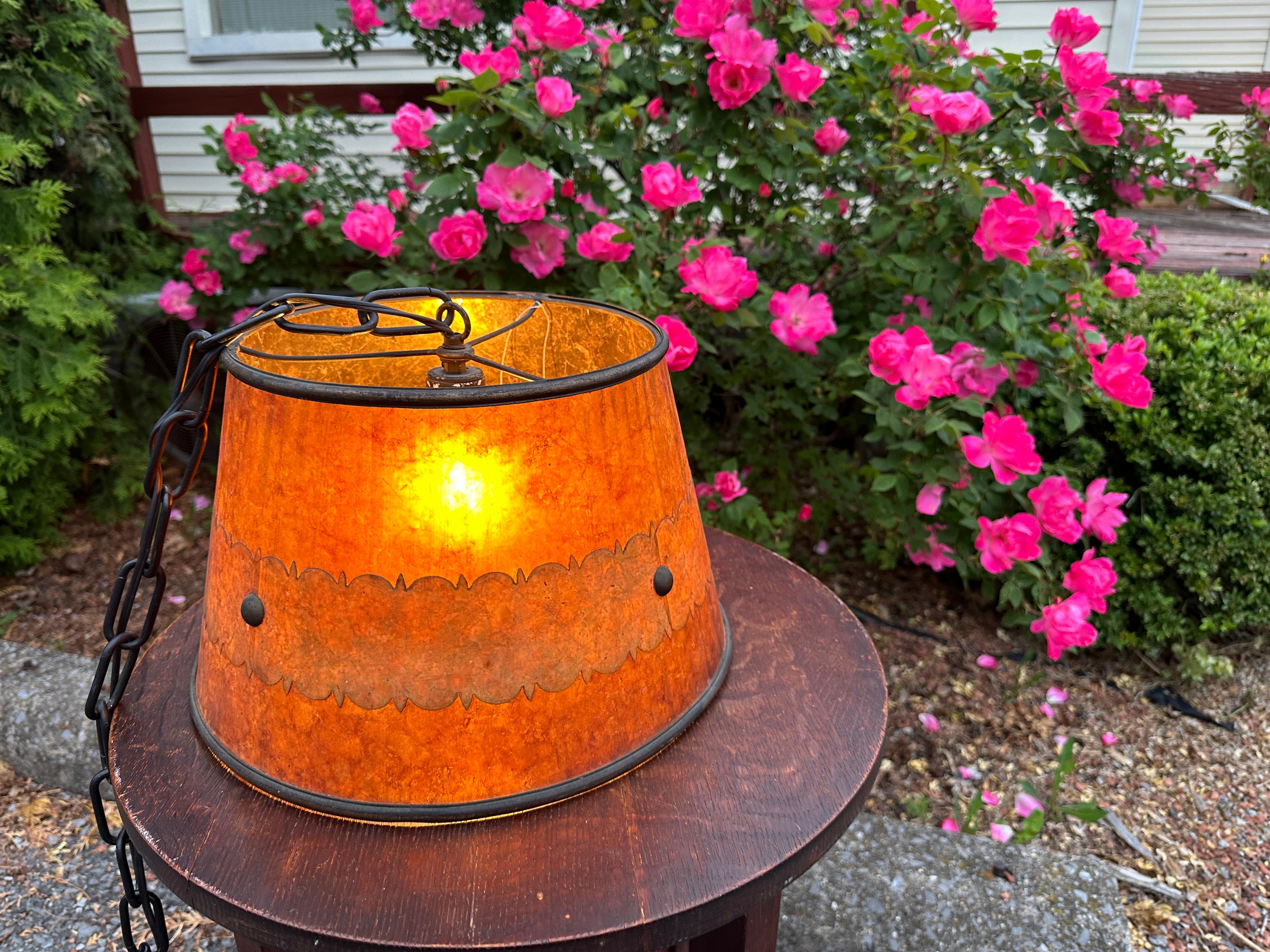 20% DI SCONTO SULLE VENDITE

Si tratta di una grande lampada a sospensione in mica del 1910 circa in ottime condizioni. La lampada ha un solo attacco (originale).  Il paralume presenta una leggera usura, come da normale usura.  La catena è stata