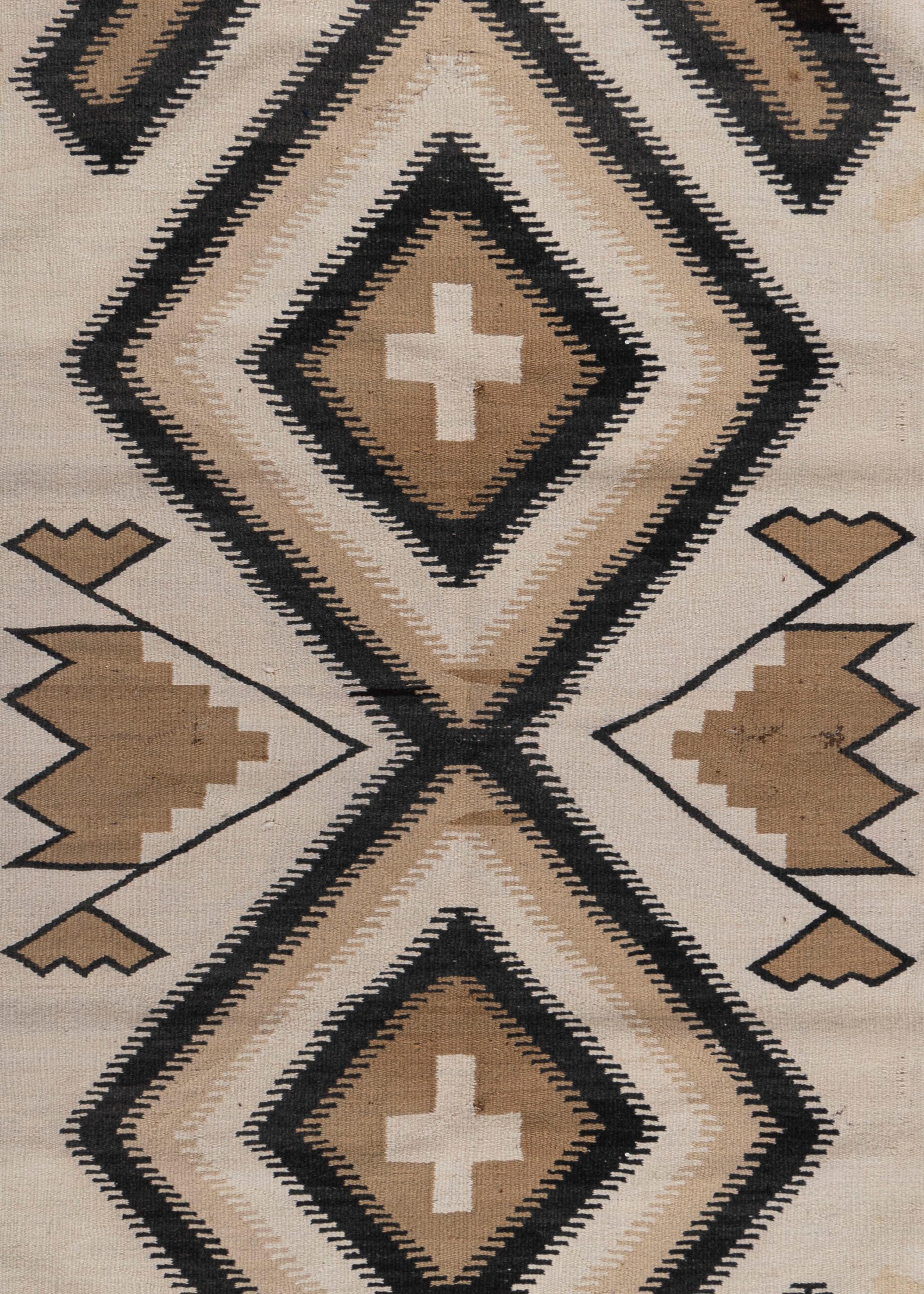 Antiker handgewebter Navajo-Wollteppich mit hellen Beinen aus Holzkohle in Anthrazit, um 1910, 3'7 X 6'9 (20. Jahrhundert) im Angebot