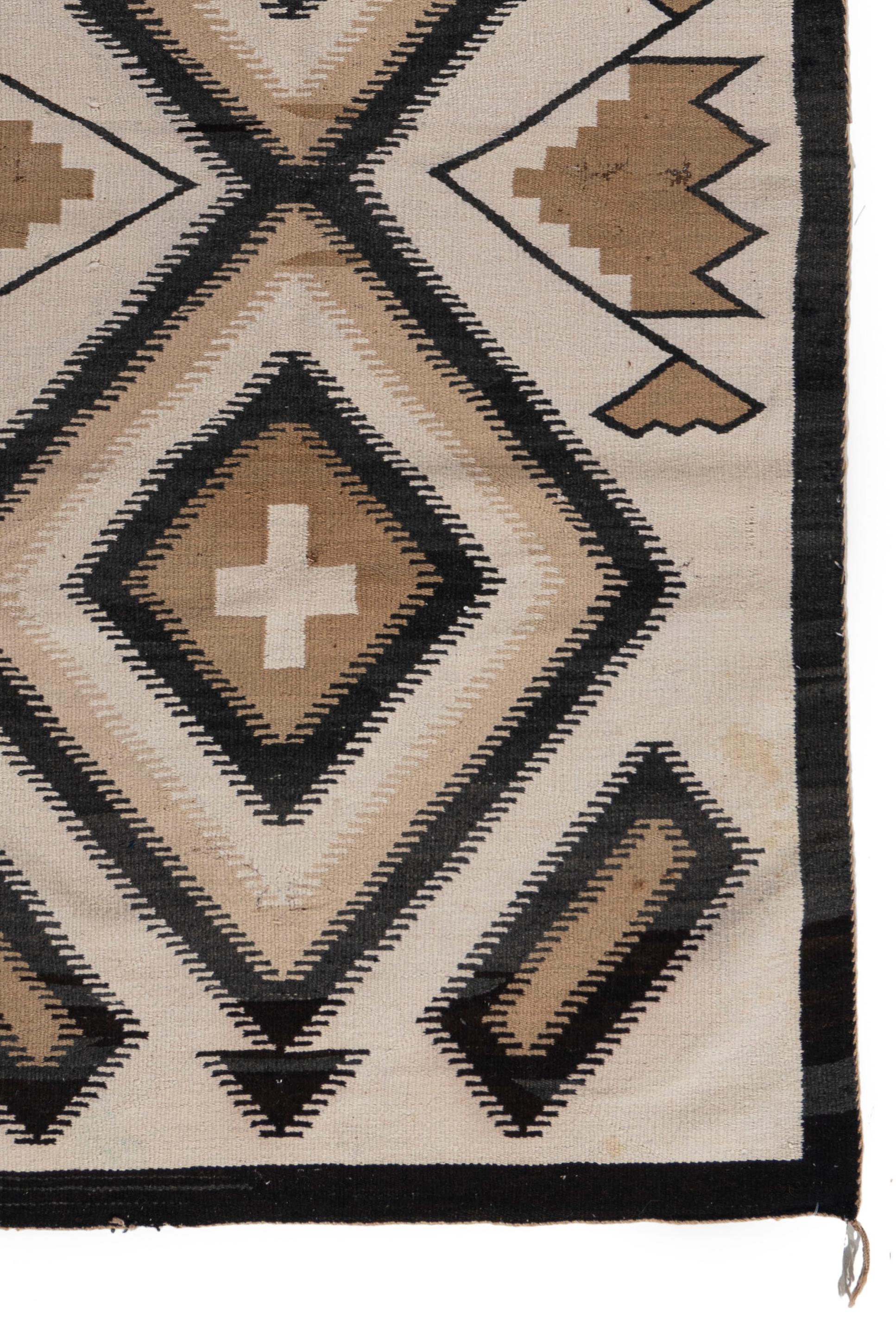 Antiker handgewebter Navajo-Wollteppich mit hellen Beinen aus Holzkohle in Anthrazit, um 1910, 3'7 X 6'9 (Wolle) im Angebot