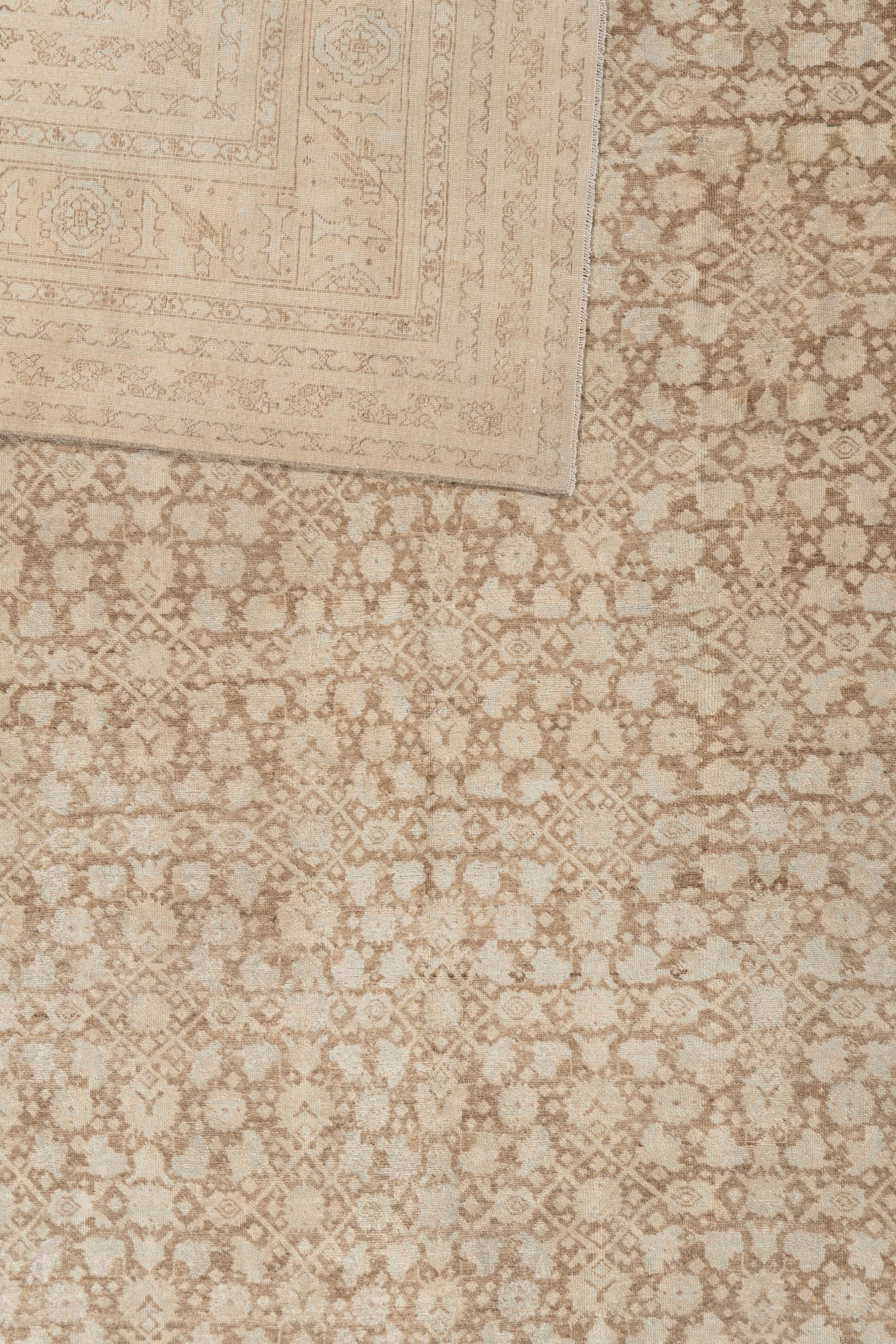 1910 Tappeto antico persiano Tabriz in lana annodata a mano, Taupe, 11' x 14'10. Tabriz significa molte cose per gli appassionati di tappeti: tappeti persiani antichi classici del XVI secolo ora conservati nei musei, tappeti decorativi a medaglione