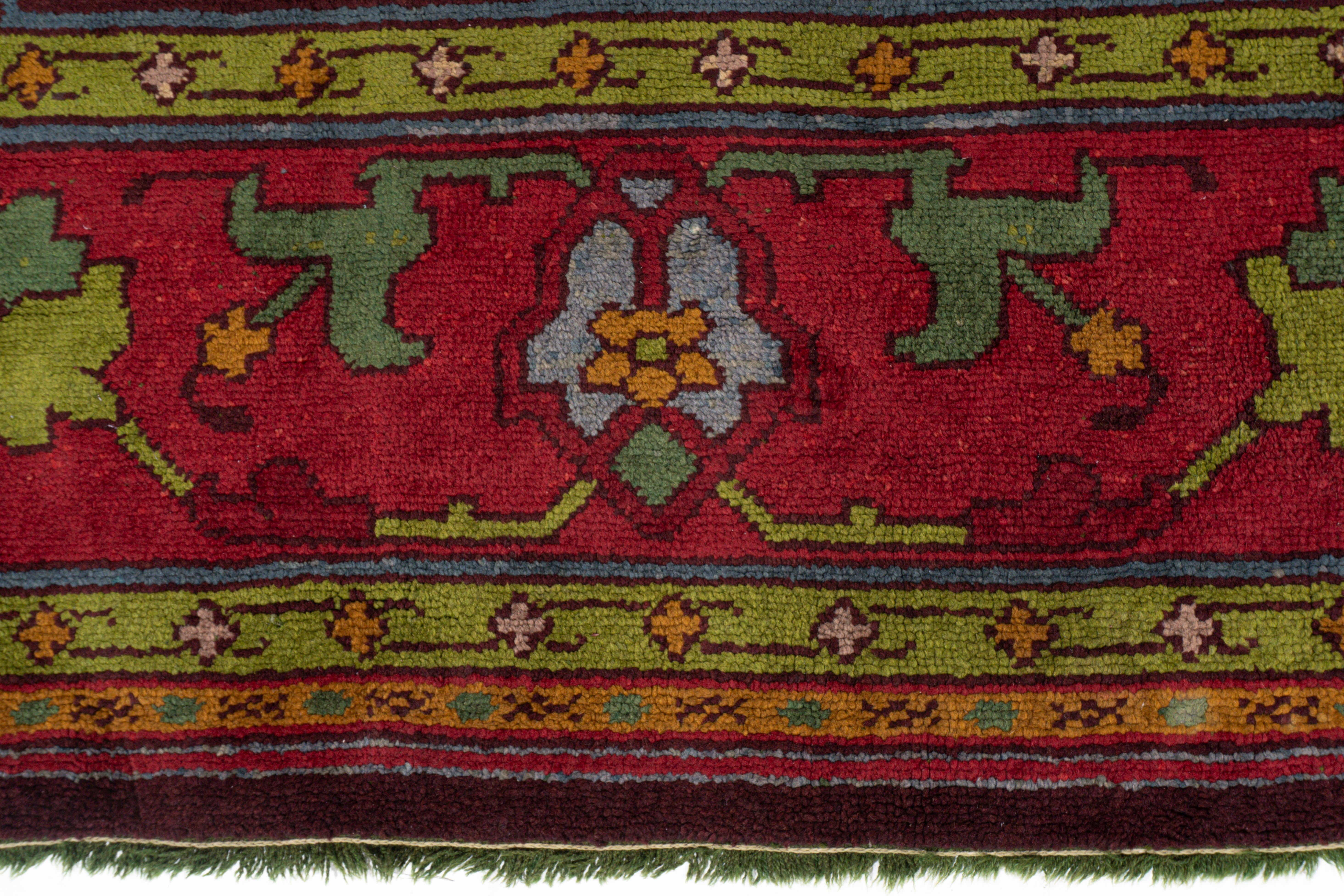 12'8 X 13'4. Gavin Morton war ein britischer Künstler und ist bekannt für seine Entwürfe von Arts & Crafts Teppiche handgeknüpft in Irland. Der Stil der Teppiche wurde durch die türkischen Oushak-Designs und die herausragenden Kreationen von William