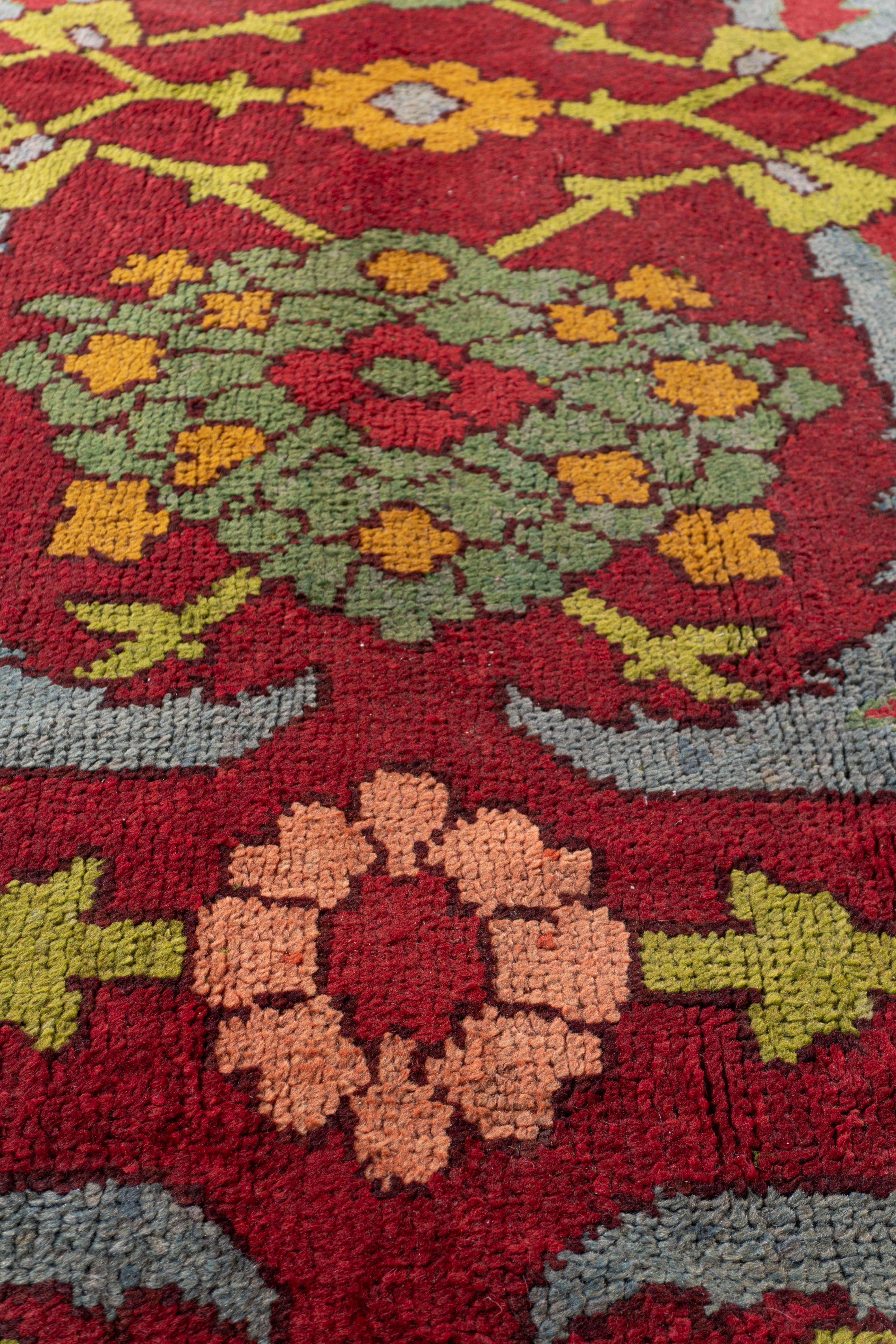 Antiker handgeknüpfter roter Gavin Morton Art & Crafts-Teppich, um 1910, 12'8 X 13'4 im Zustand „Gut“ im Angebot in New York, NY