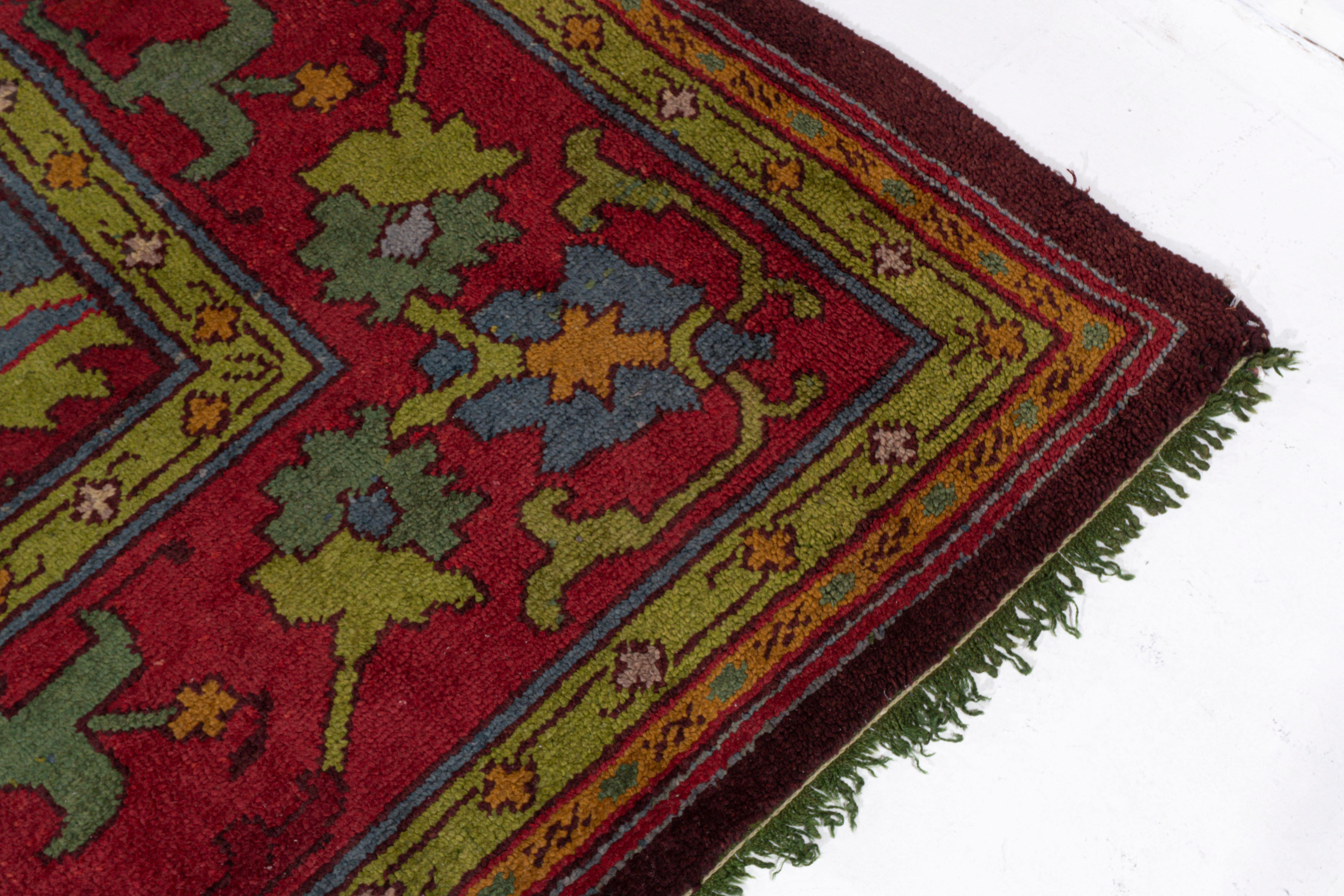 Antiker handgeknüpfter roter Gavin Morton Art & Crafts-Teppich, um 1910, 12'8 X 13'4 (Wolle) im Angebot