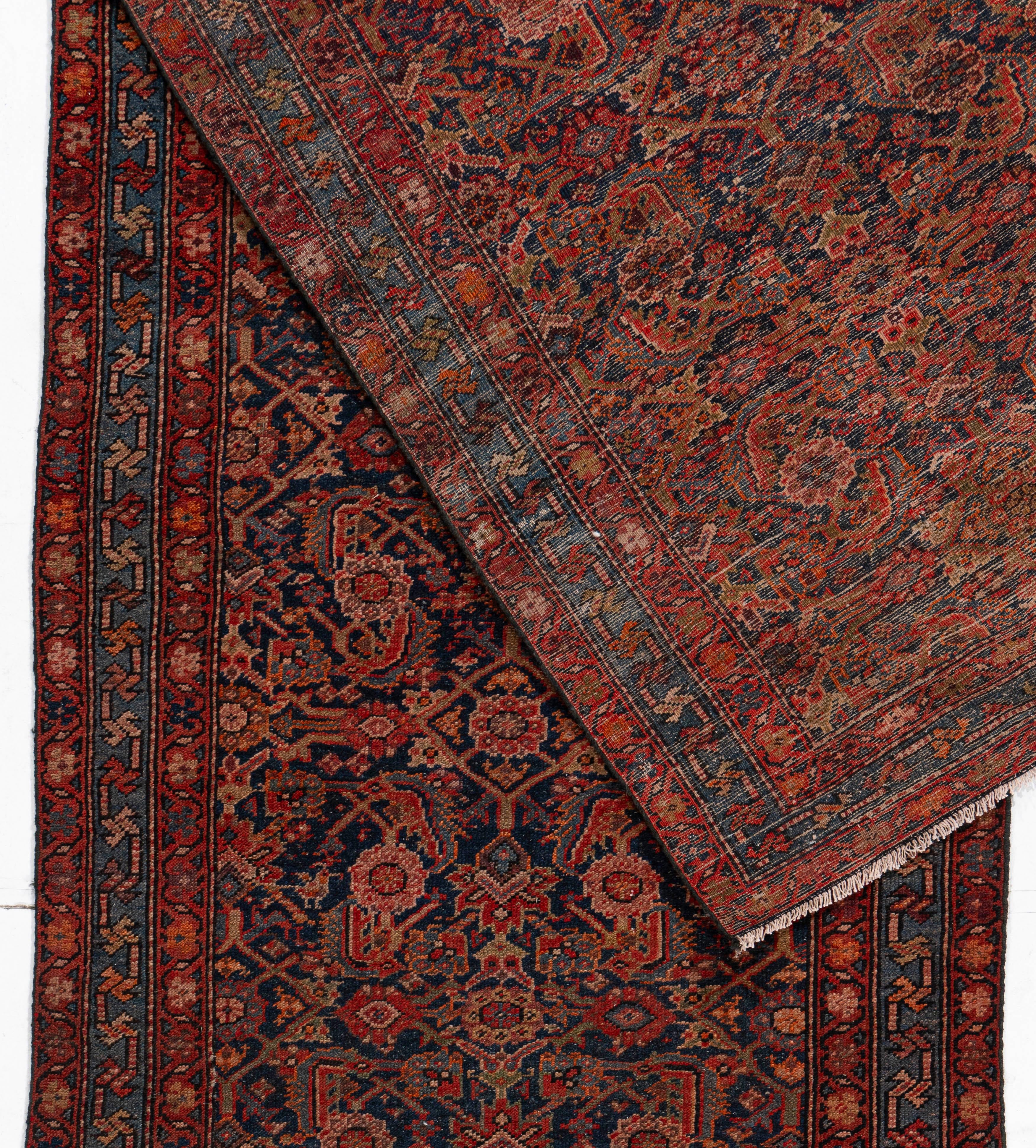 3'5 X 15'5. I tappeti di Malayer, a est di Hamadan, possono essere considerati Hamadan di alta qualità e condividono aspetti strutturali simili. Si tratta di un tappeto molto attraente che si adatta perfettamente a molti stili diversi di ambienti,
