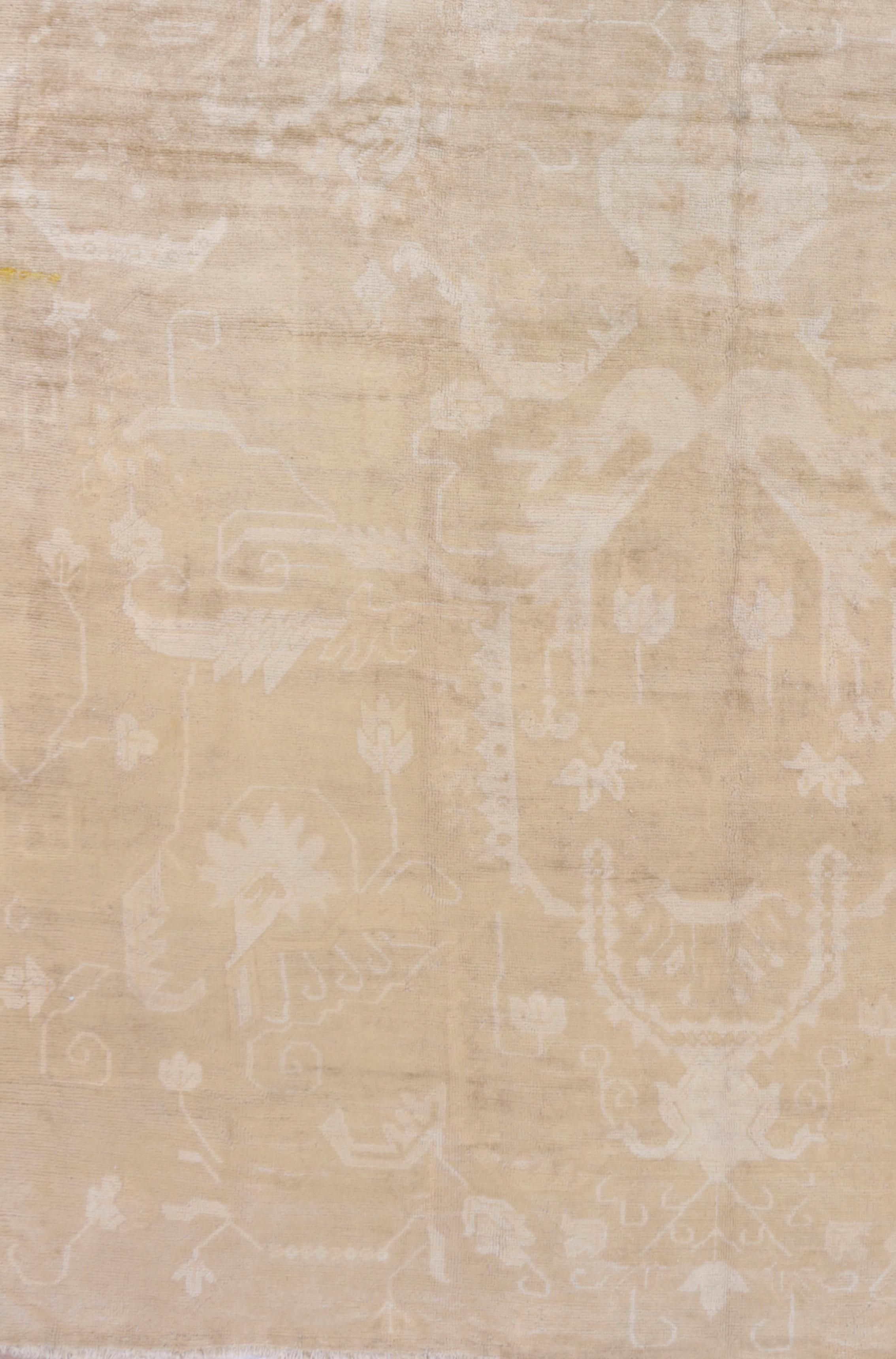 11'10 x 19'5.  Les Oushak sont connus pour leurs palettes douces combinées à un dessin excentrique. C'est à Oushak, dans l'ouest de la Turquie, que l'on trouve la plus longue histoire continue de tissage de tapis, remontant au moins au milieu du