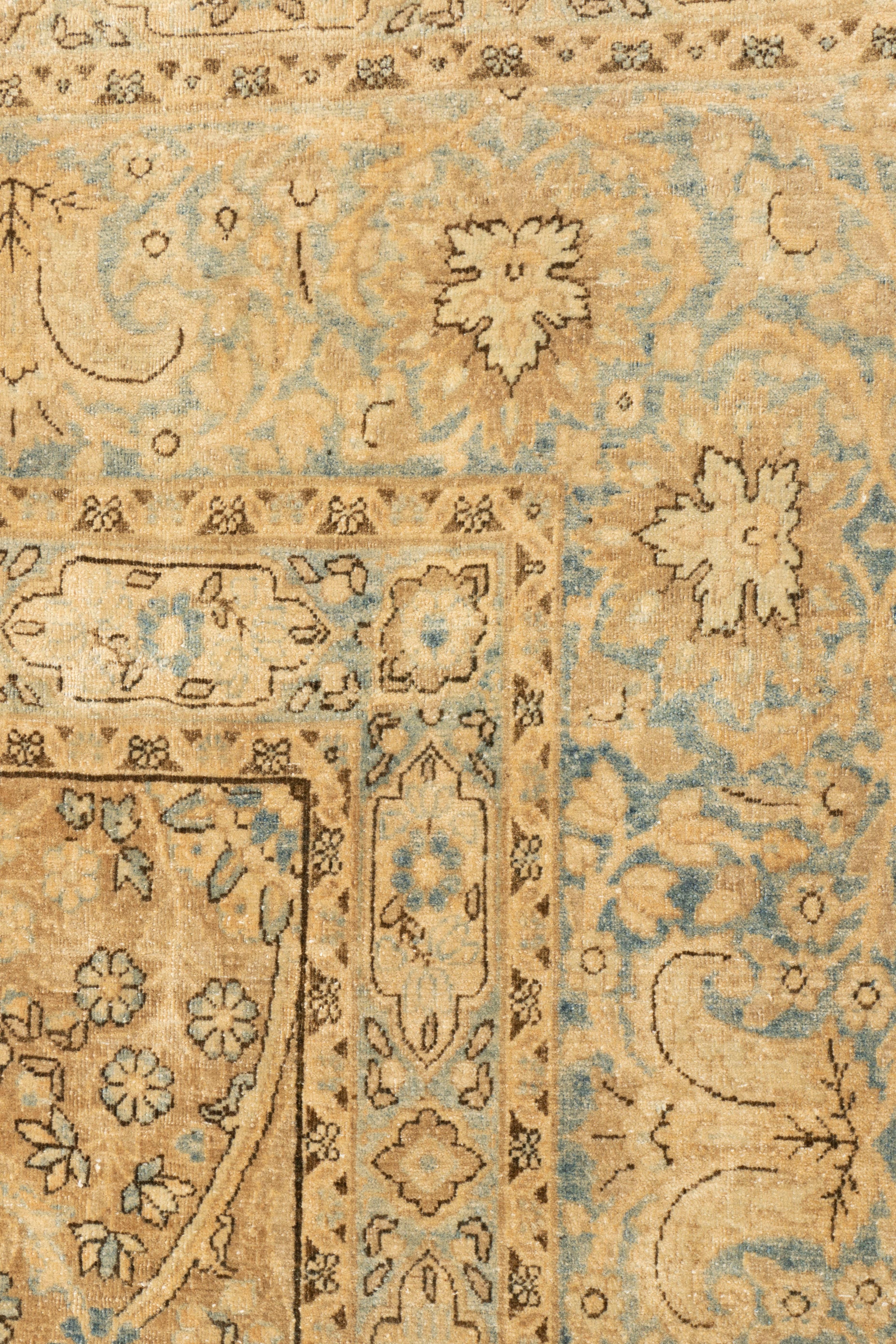 8'8 X 14'3. Ein zartes Muster fließt über ein elfenbeinfarbenes Feld und in die Bordüre und verleiht diesem handgewebten antiken Kerman-Perserteppich ein wunderschön einheitliches, elegantes Aussehen. Farben: Taupe/Blau/Beige/Elfenbein/Braun
