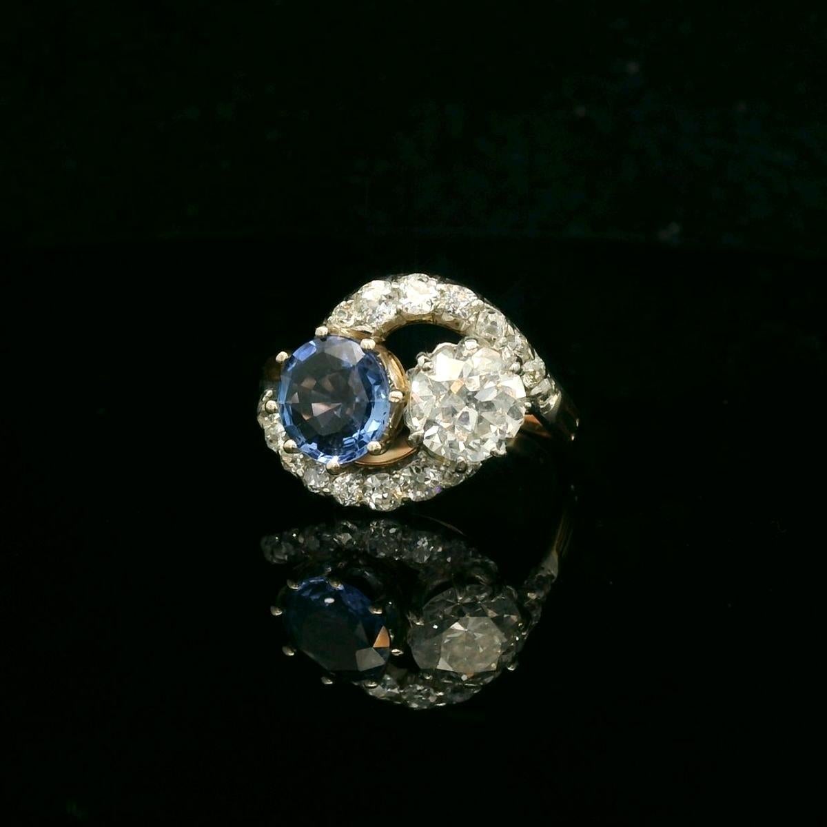 Antique circa 1910  toi et moi Diamond and Sapphire ring In Good Condition For Sale In Uccle, BE