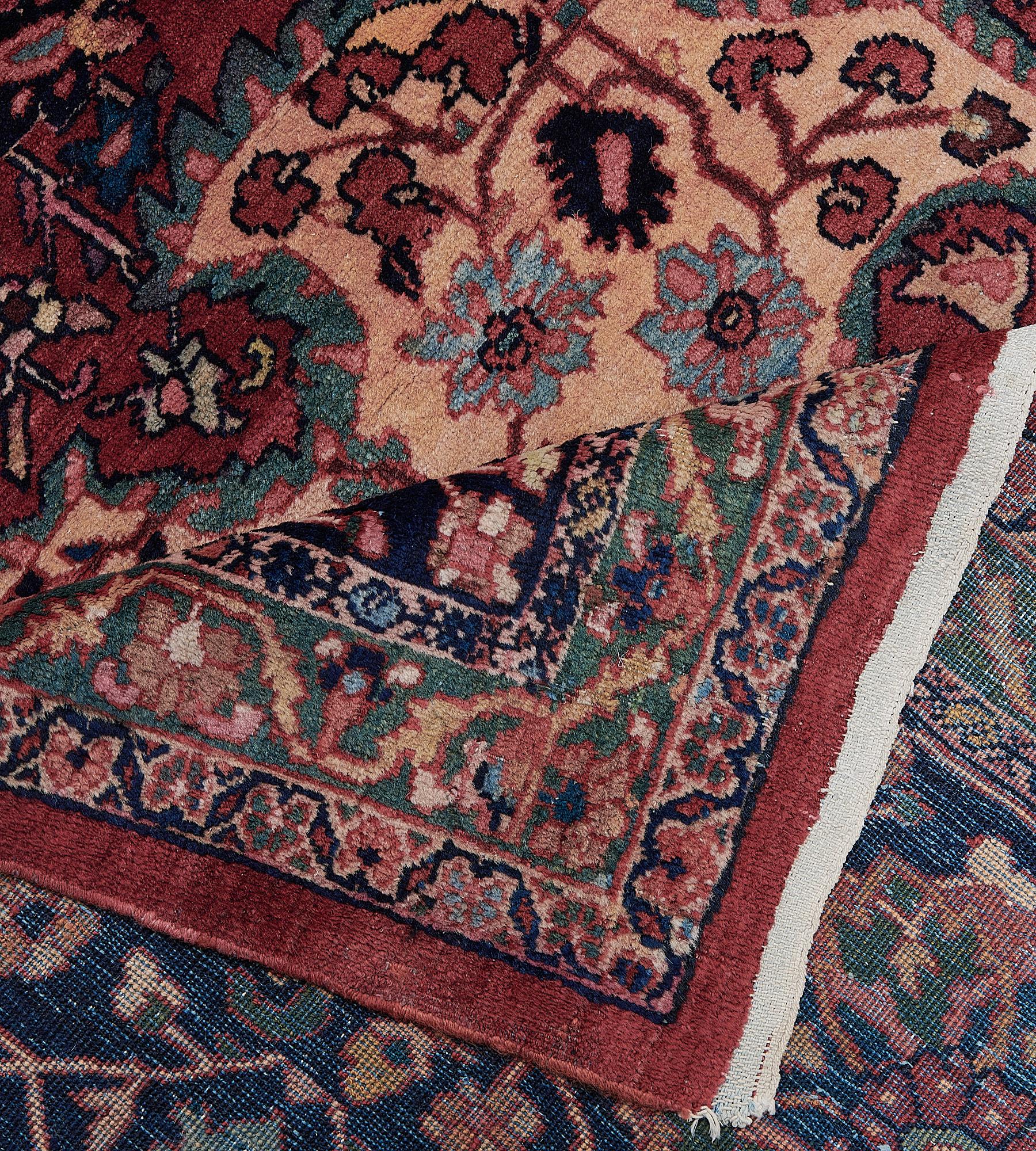 Antique circa 1910 Wool Fereghan Rug (tapis de laine) en vente 3