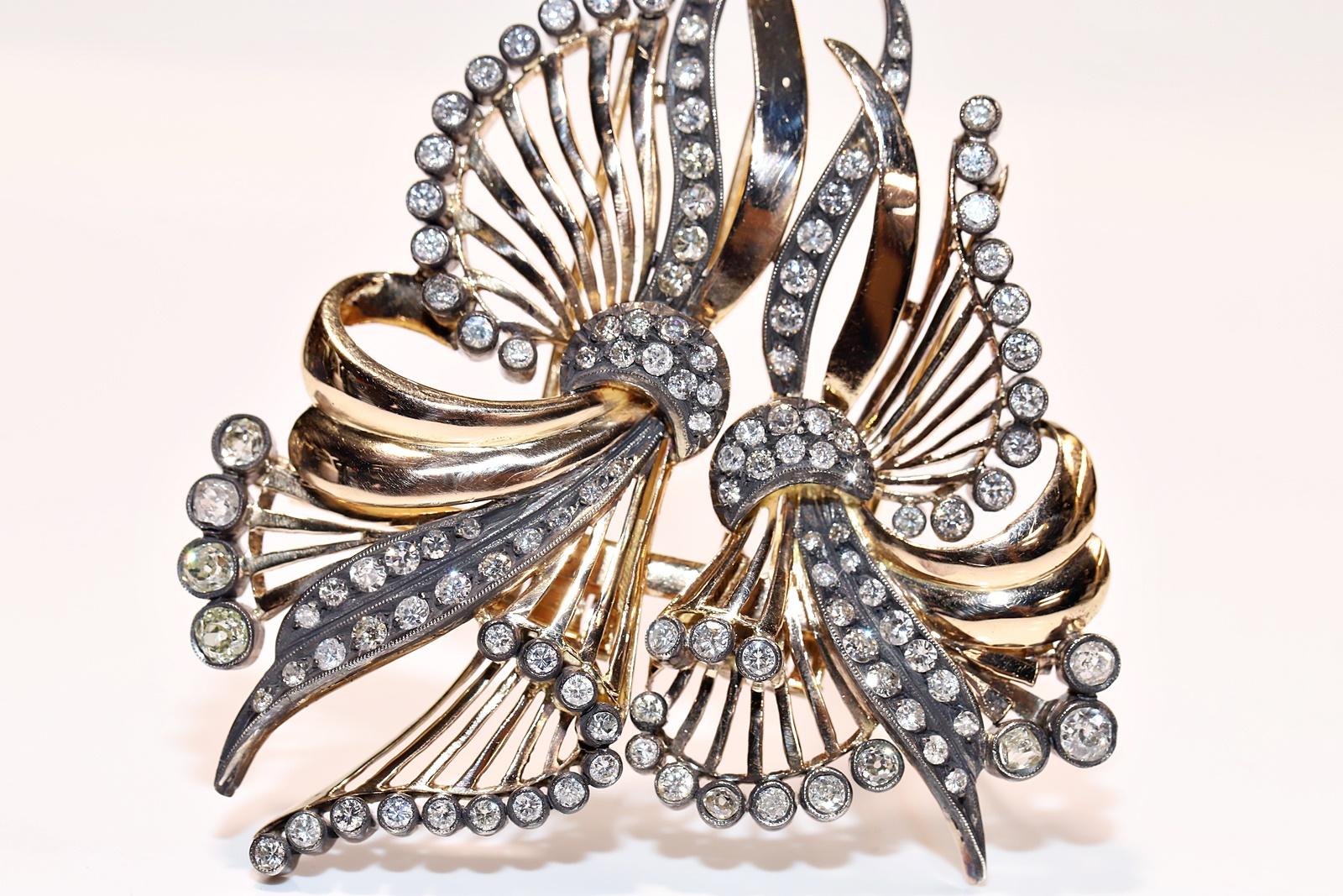 Women's Antique Circa 1910s 18k Gold Top Silver ArtNouveau Natural Diamond  Brooch  For Sale