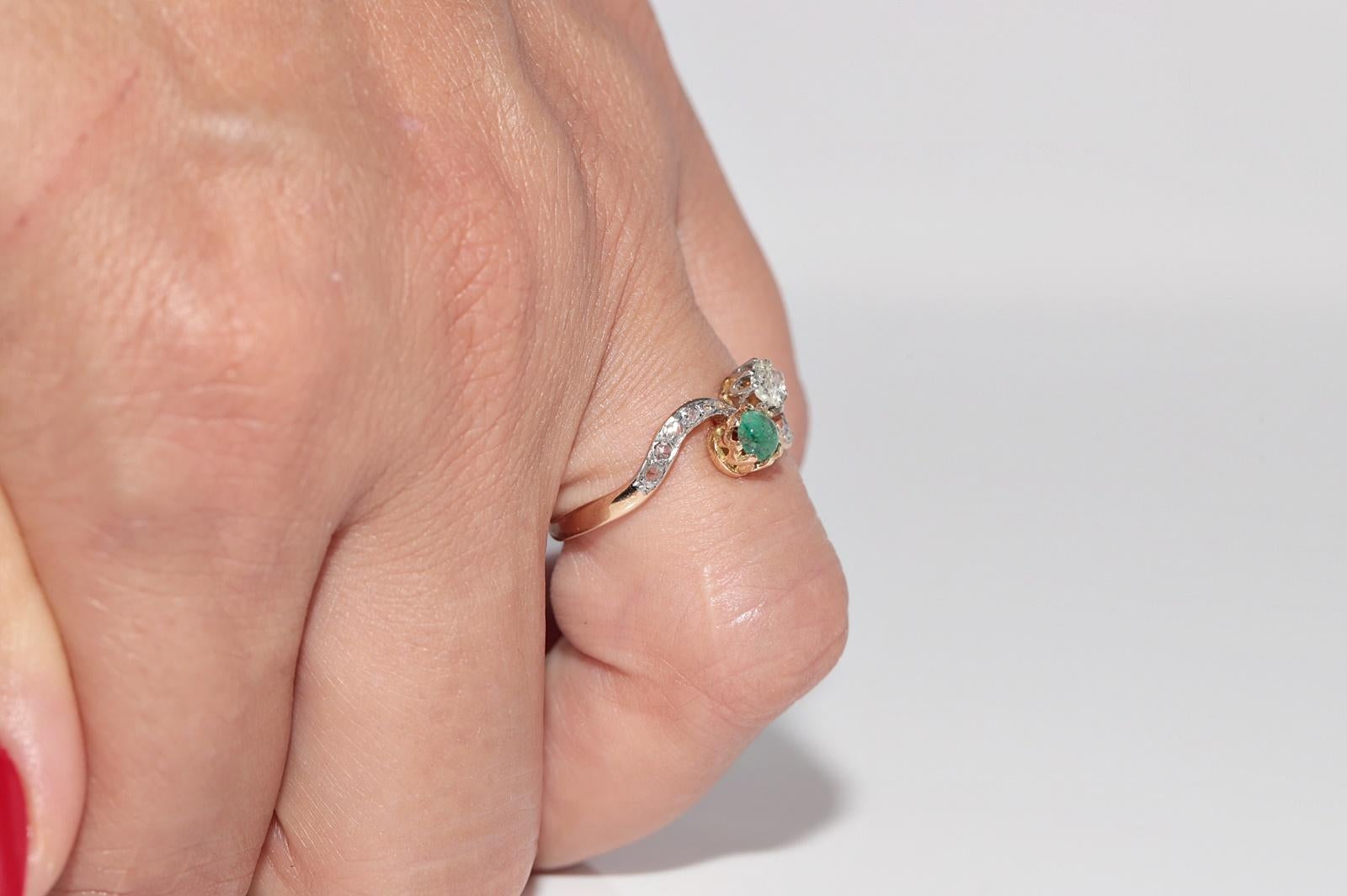 Bague ancienne Circa 1910s Art nouveau en or 18k diamant naturel et émeraude en vente 11