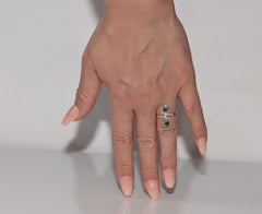 Anillo antiguo de estilo Art Nouveau, de alrededor de la década de 1910, de oro de 18 quilates con diamantes naturales y esmeraldas