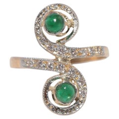Anillo antiguo de estilo Art Nouveau, de alrededor de la década de 1910, de oro de 18 quilates con diamantes naturales y esmeraldas