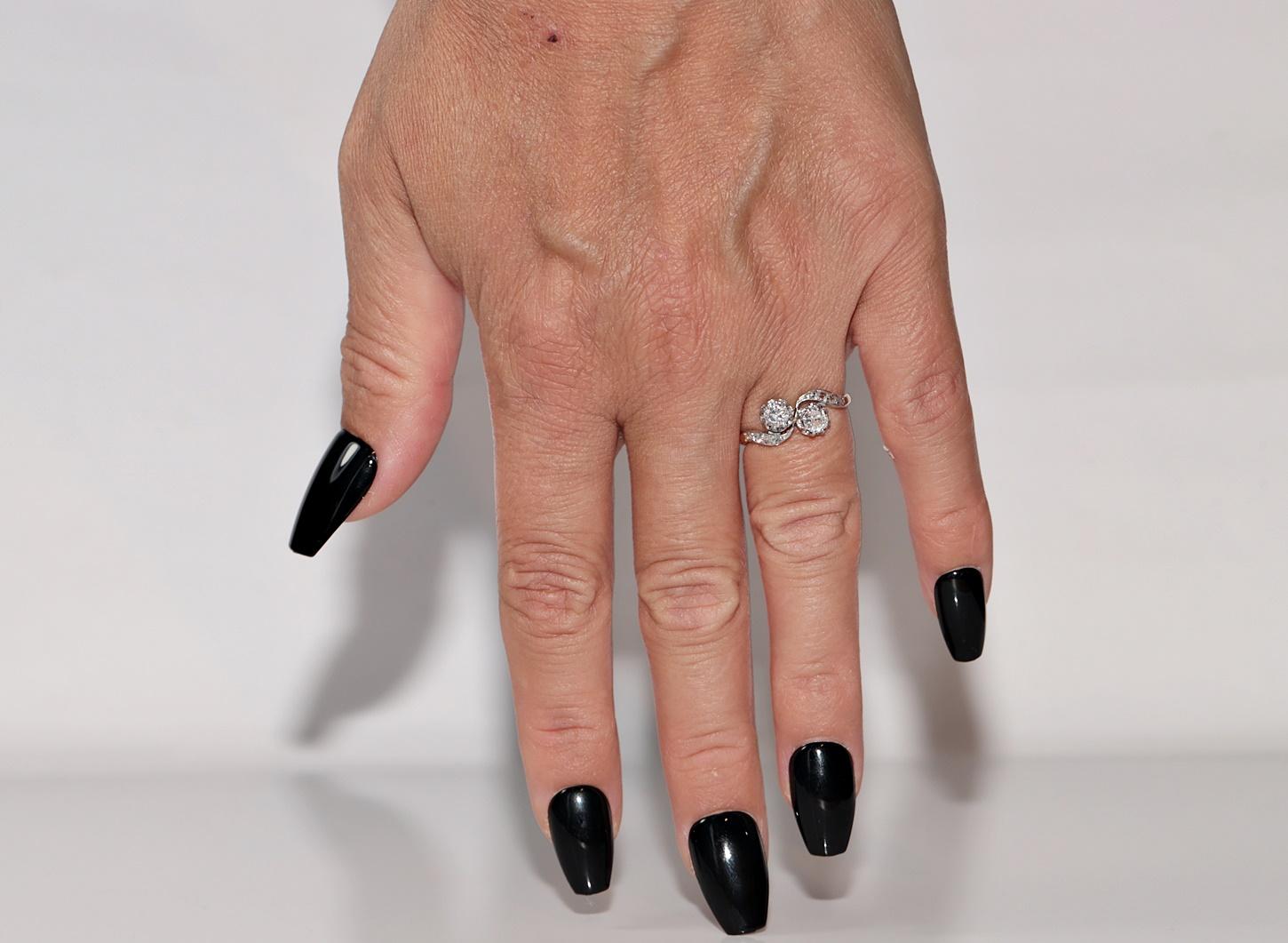 In ottime condizioni.
Il peso totale è di 2.3 grammi.
Totalmente è un diamante vecchio taglio da 0,55 ct.
Totalmente è un diamante laterale taglio rosa da 0.15 ct.
Il diamante principale con taglio antico ha colore G e purezza vs1.
La misura