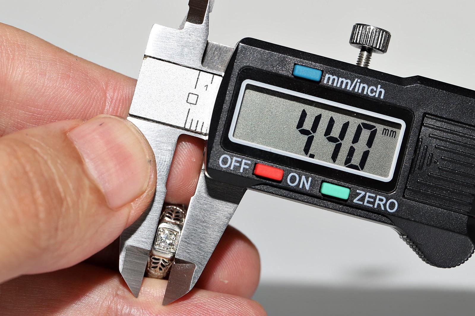 Bague Art déco ancienne datant d'environ 1920 en or 18 carats décorée de diamants naturels en vente 5