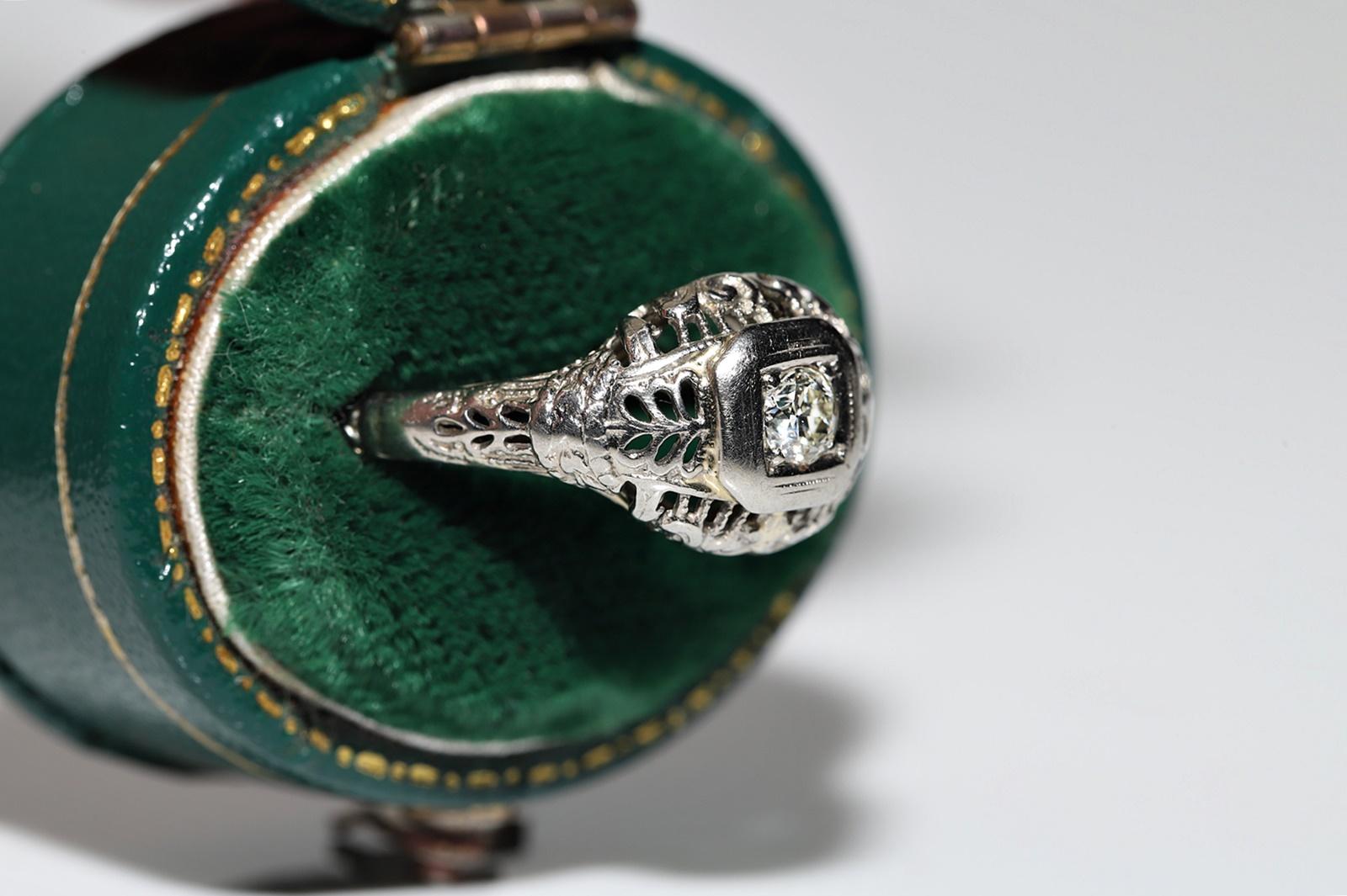 En très bon état.
Le poids total est de 2.6 grammes.
Au total, un diamant de 0,15 ct.
Le diamant est de couleur G et de pureté S1.
La taille de la bague est de 6,5 
Nous pouvons fabriquer n'importe quelle taille.
La boîte n'est pas