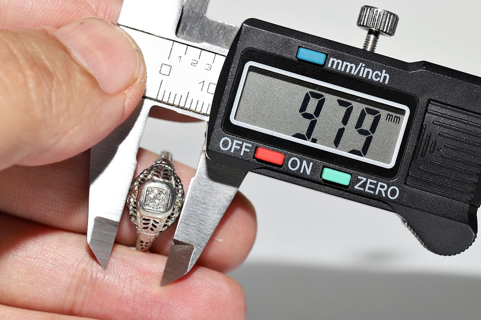 Bague Art déco ancienne datant d'environ 1920 en or 18 carats décorée de diamants naturels en vente 4