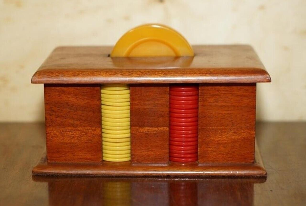 Royal House Antiques

The House Antiques a le plaisir de proposer à la vente ce très bel ensemble de jetons de casino / poker Art Deco datant d'environ 1920, dans son coffret d'origine en bois avec poignée en bakélite.

Une suite très décorative et