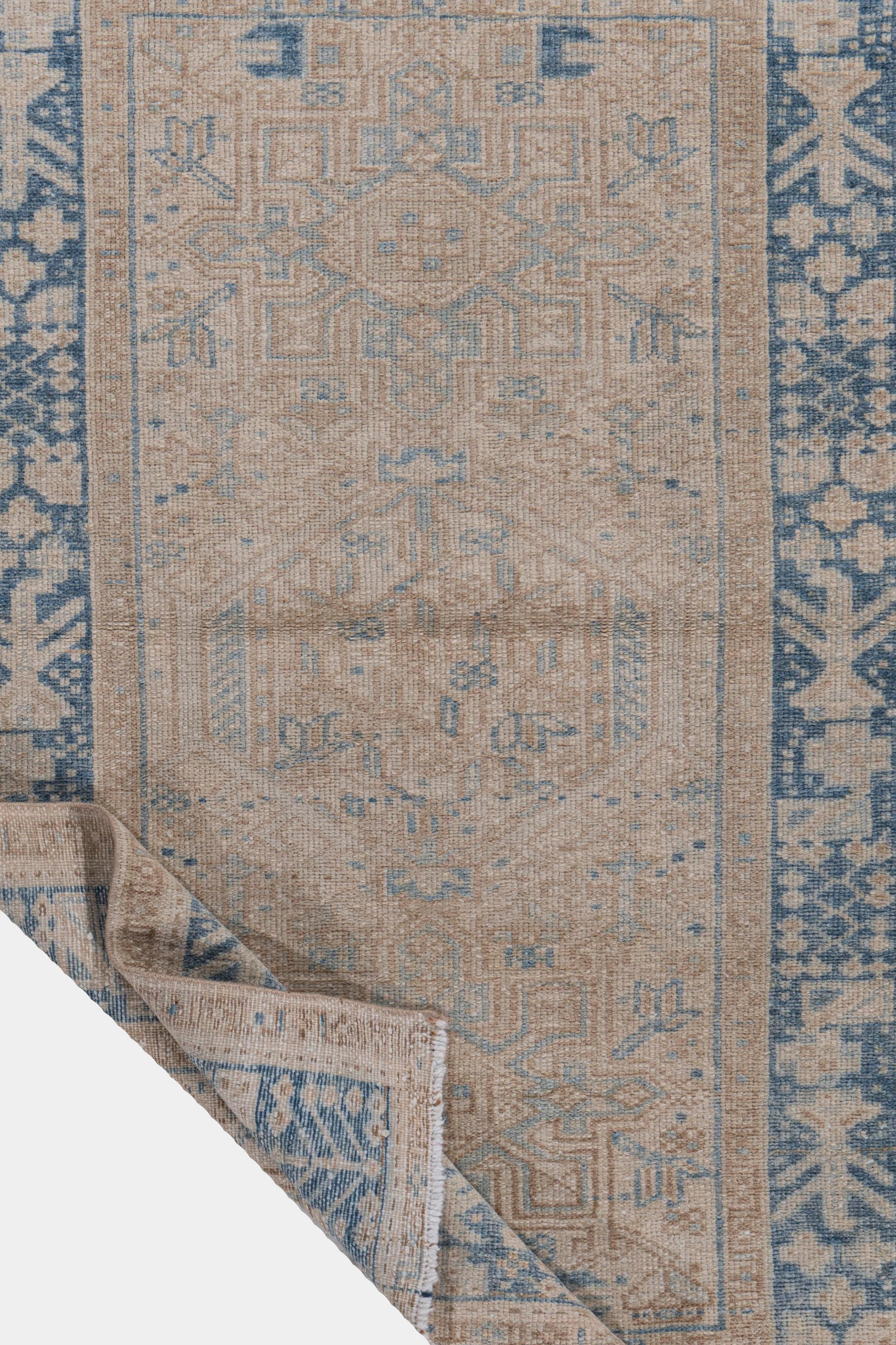 Antique Circa 1920 Beige Persian Heriz Hand Knotted Rug 3'1 X 4'6. Le district de Heriz, dans le nord-ouest de la Perse, tisse des tapis depuis plus d'un siècle, avec des motifs géométriques et des tonalités allant du doux au saturé. Les