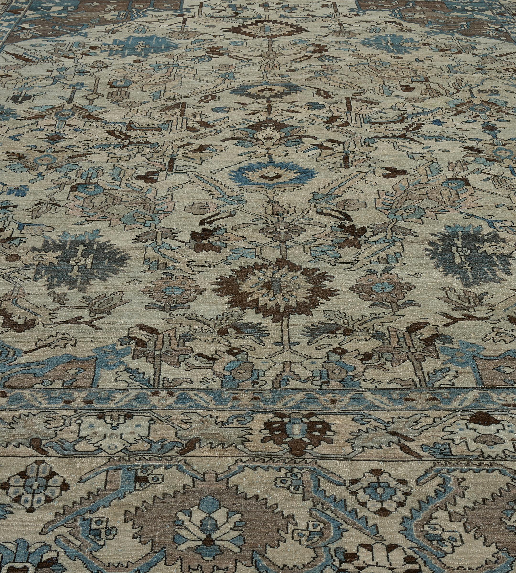 Dieser antike, um 1920 entstandene persische Bachtiari-Teppich hat ein elfenbeinfarbenes Feld mit einer hellblauen, chamoisbraunen und maulwurfsbraunen eckigen Palmette und einer floralen Blattranke, die schattierten maulwurfsbraunen Zwickel mit