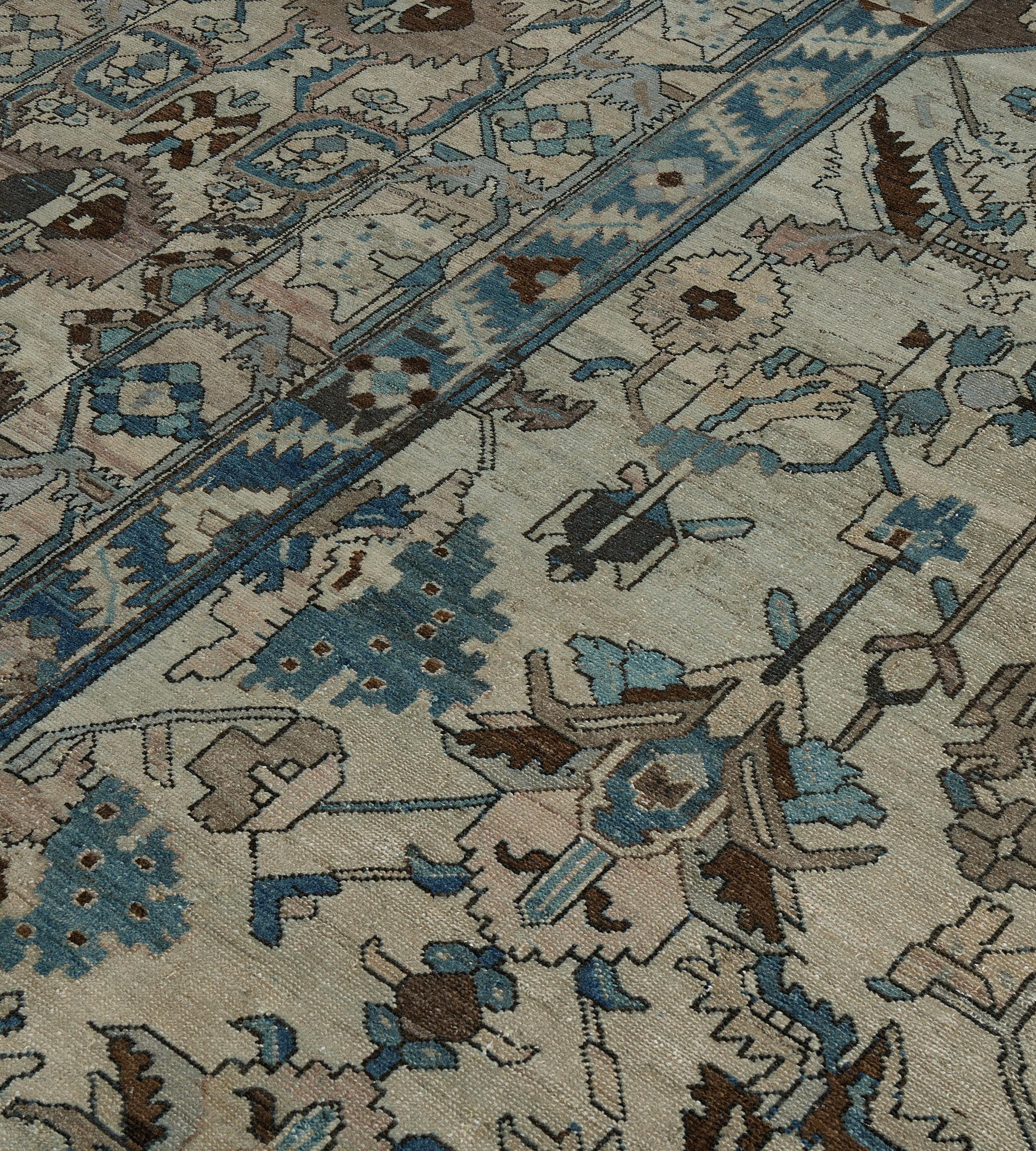 Antike CIRCA-1920 Blau und Elfenbein Wolle Floral Persian Bakhtiari Teppich (Persisch) im Angebot