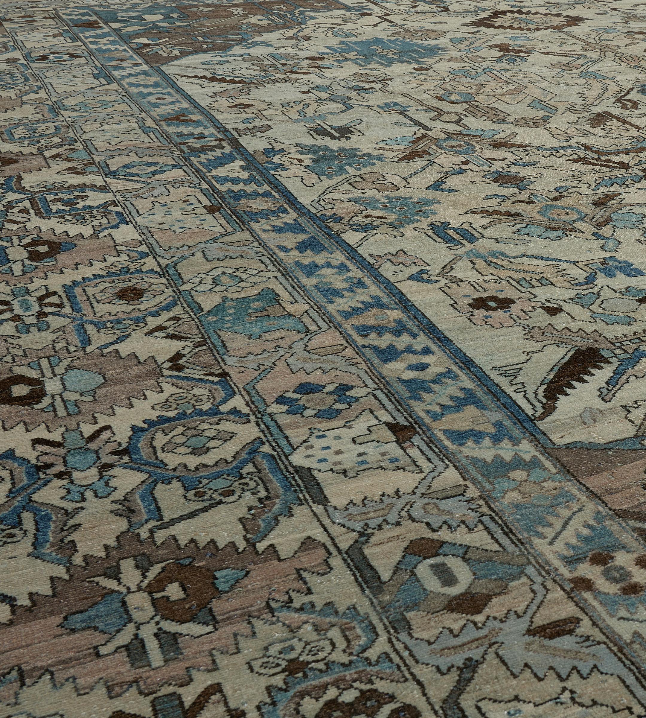 Antike CIRCA-1920 Blau und Elfenbein Wolle Floral Persian Bakhtiari Teppich (20. Jahrhundert) im Angebot