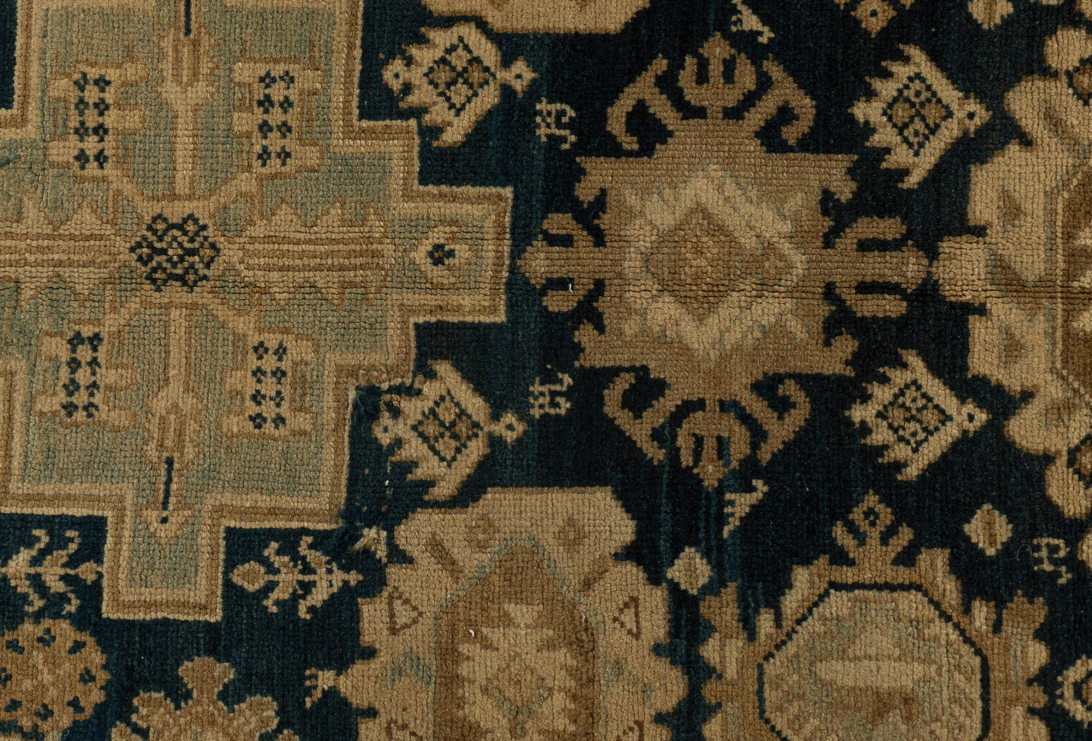 Antico tappeto blu persiano Malayer annodato a mano del 1920 circa In condizioni buone in vendita a New York, NY